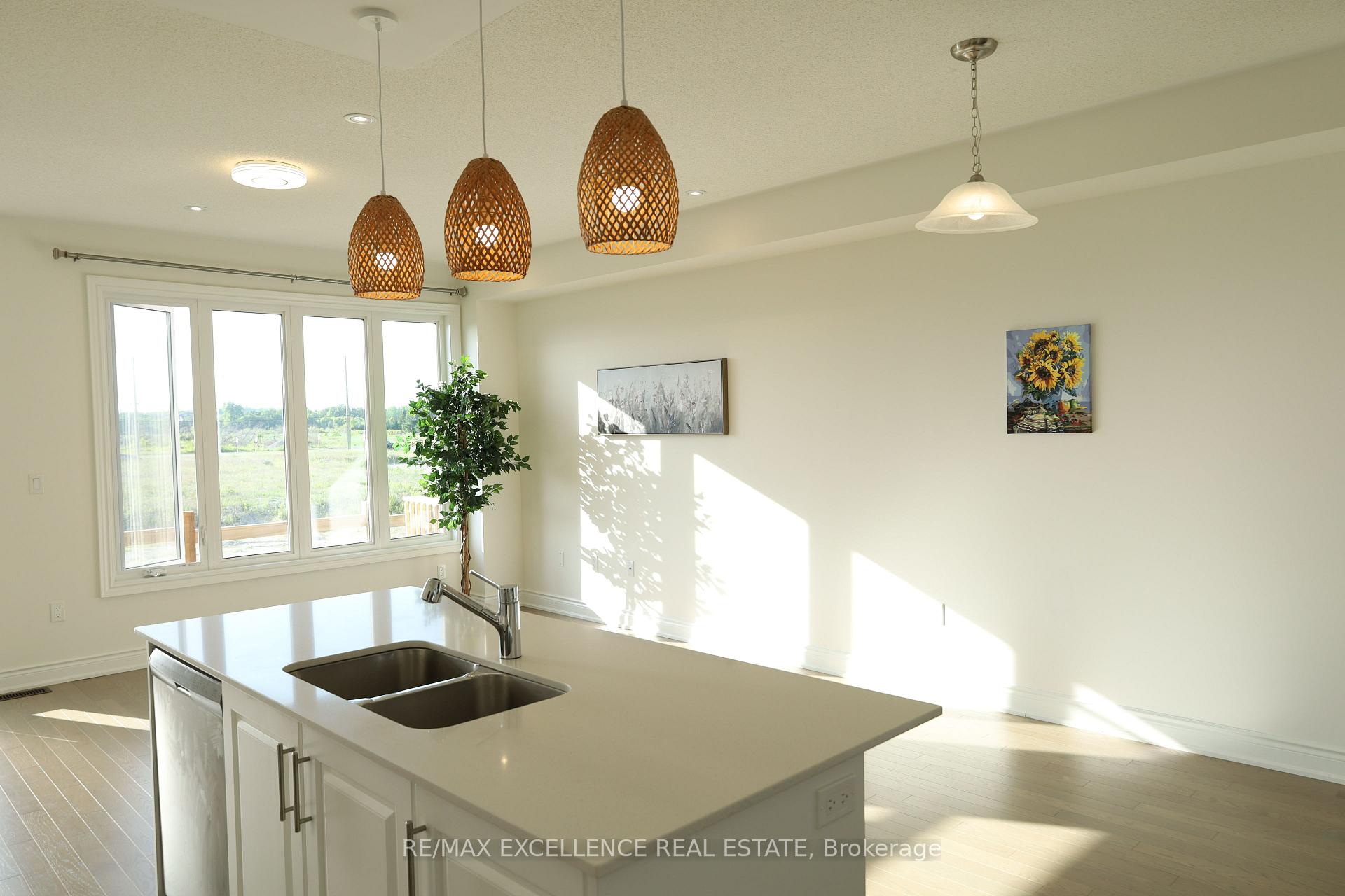 Photo 8 of 102 Bermondsey Way, Brampton, Bram West — HOMEH