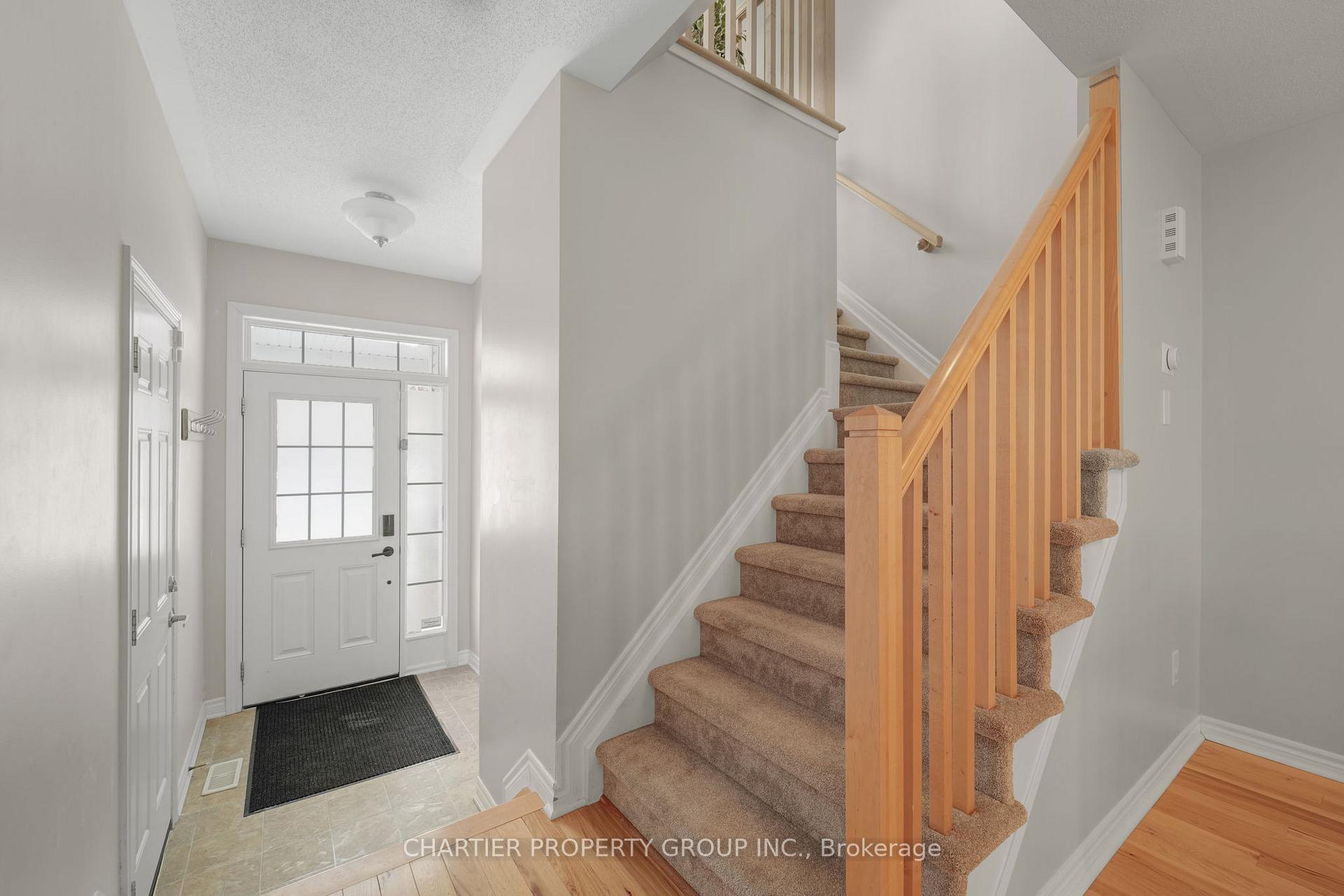 Photo 4 of 450 Meadowhawk Crescent, Ottawa, Barrhaven - Half Moon Bay — HOMEH