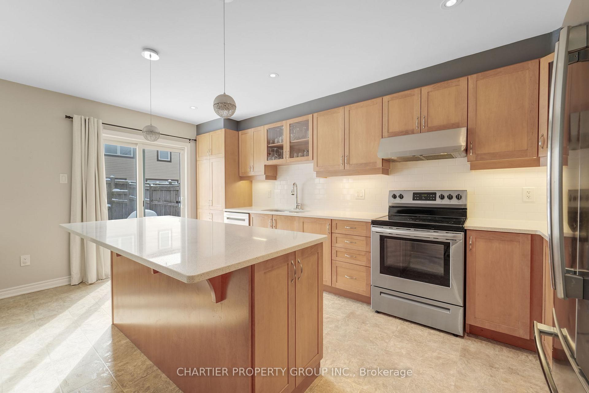 Photo 11 of 450 Meadowhawk Crescent, Ottawa, Barrhaven - Half Moon Bay — HOMEH