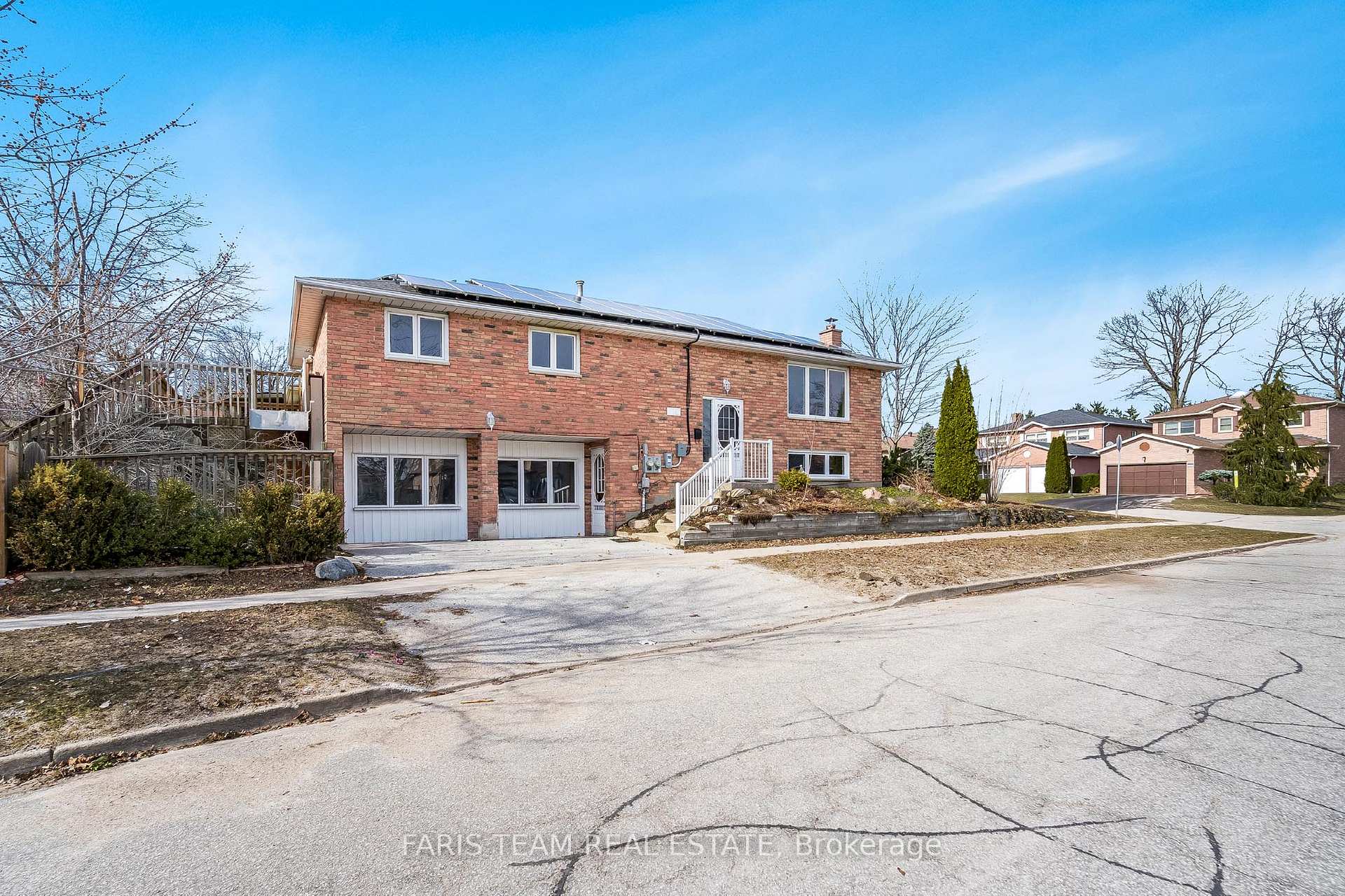 Photo 2 of 136 Fox Run, Barrie, Letitia Heights — HOMEH