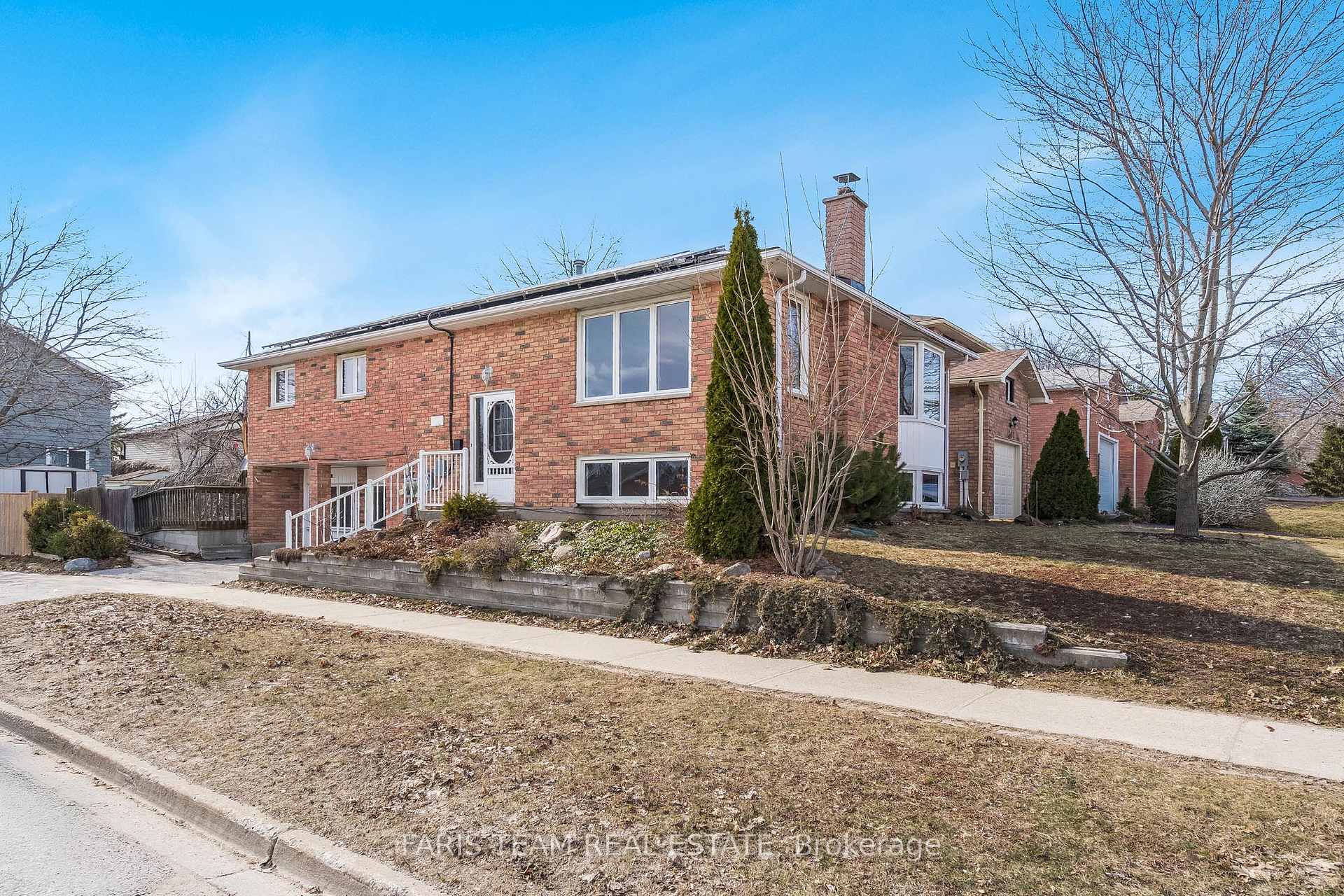 Photo 3 of 136 Fox Run, Barrie, Letitia Heights — HOMEH