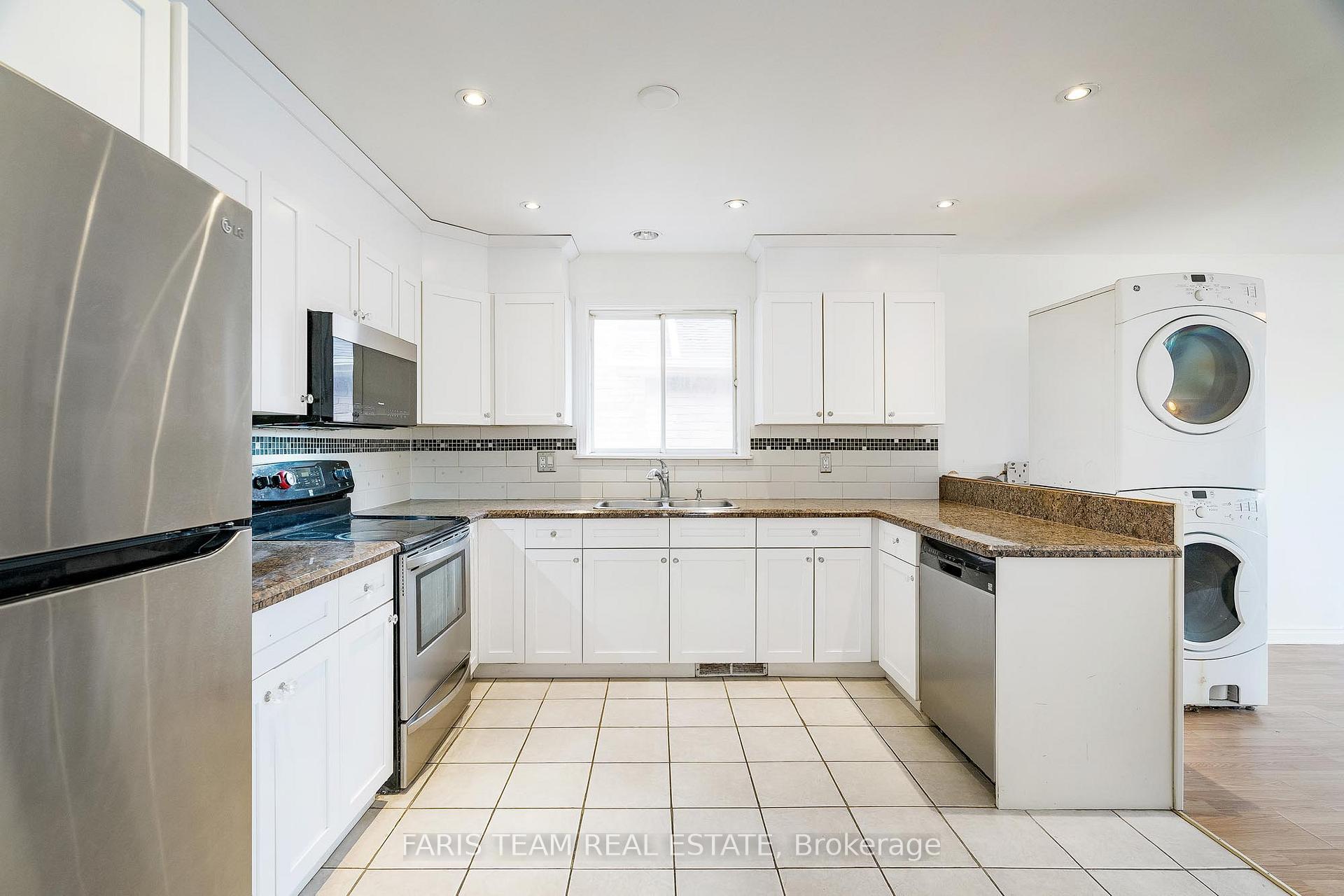Photo 4 of 136 Fox Run, Barrie, Letitia Heights — HOMEH