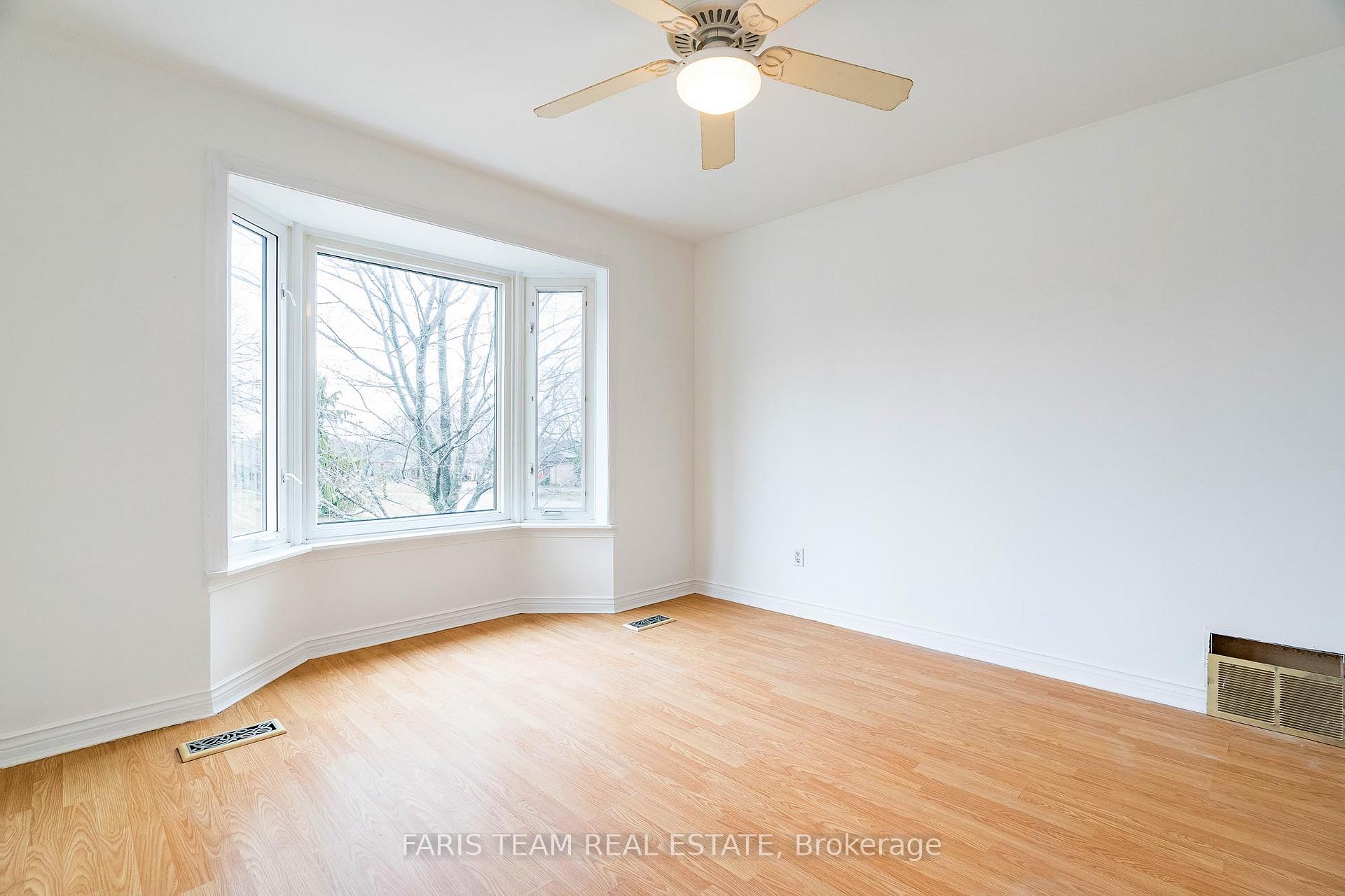 Photo 8 of 136 Fox Run, Barrie, Letitia Heights — HOMEH