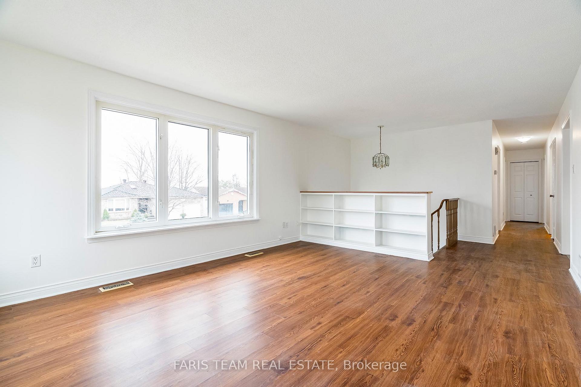 Photo 10 of 136 Fox Run, Barrie, Letitia Heights — HOMEH