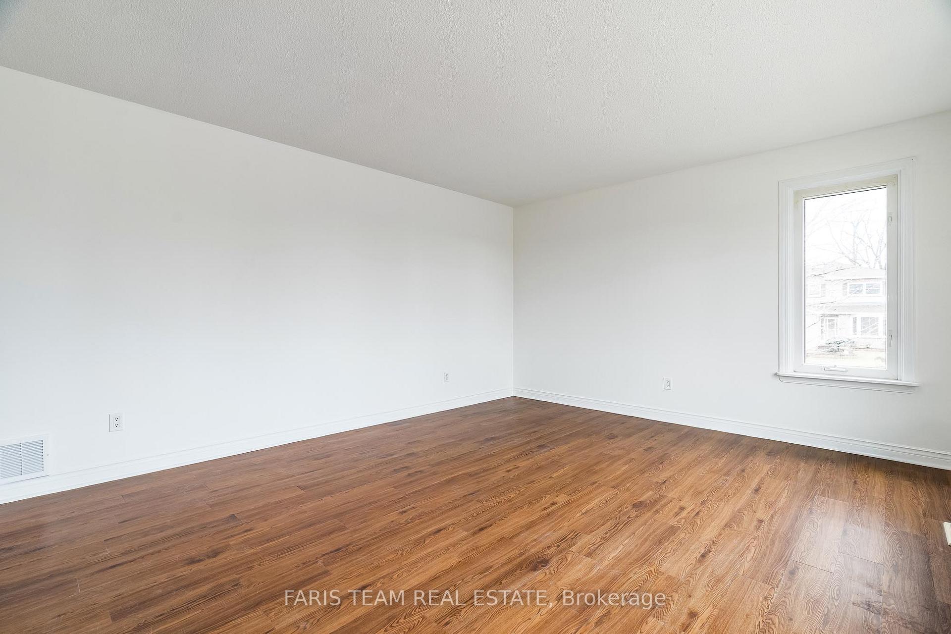 Photo 11 of 136 Fox Run, Barrie, Letitia Heights — HOMEH