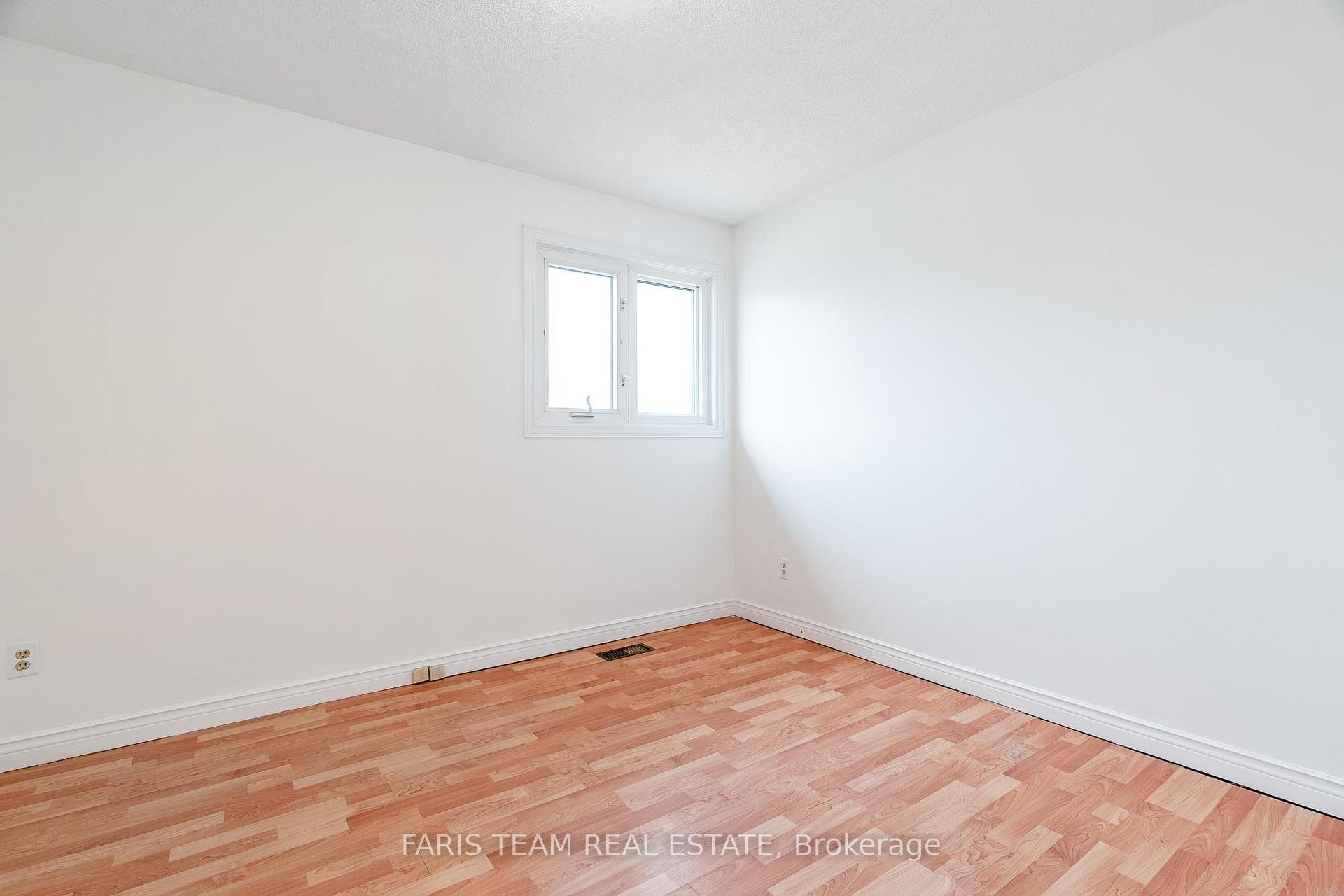 Photo 15 of 136 Fox Run, Barrie, Letitia Heights — HOMEH