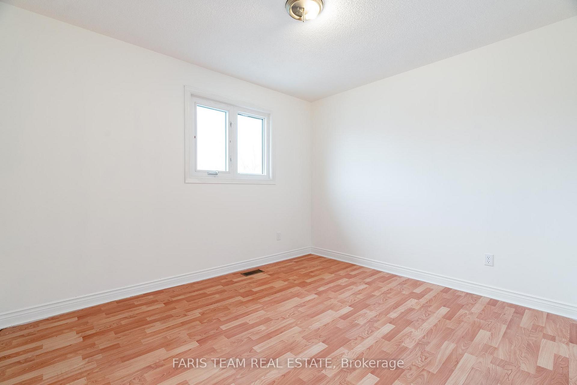 Photo 16 of 136 Fox Run, Barrie, Letitia Heights — HOMEH