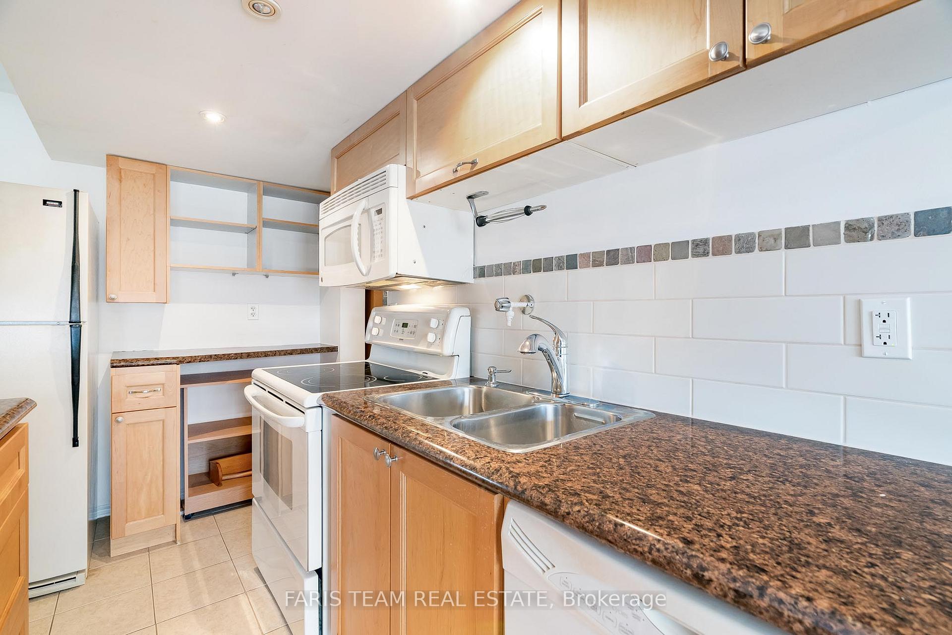Photo 19 of 136 Fox Run, Barrie, Letitia Heights — HOMEH