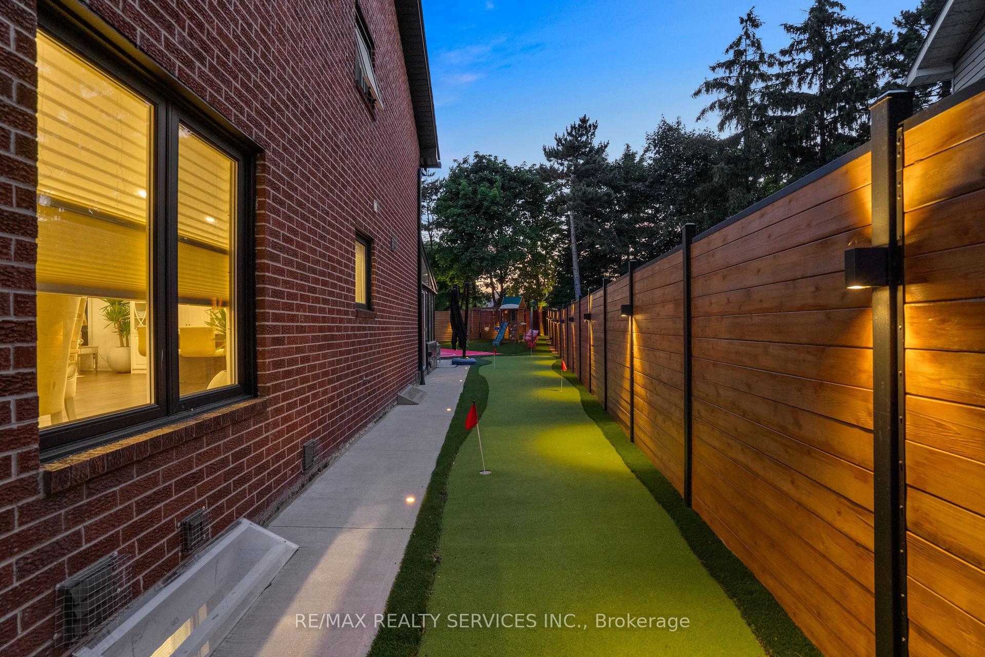 Photo 5 of 24 Marlow Place, Brampton, Central Park — HOMEH