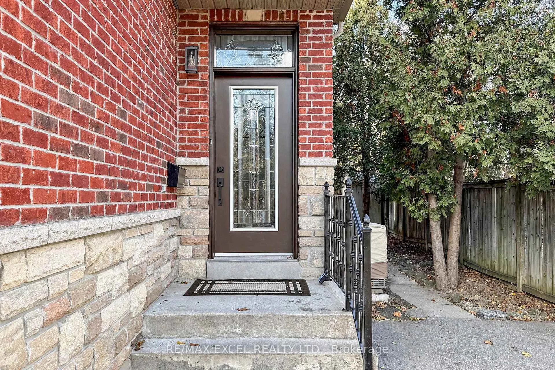 Photo 2 of 90 Fairleigh Crescent, Toronto, Forest Hill North — HOMEH