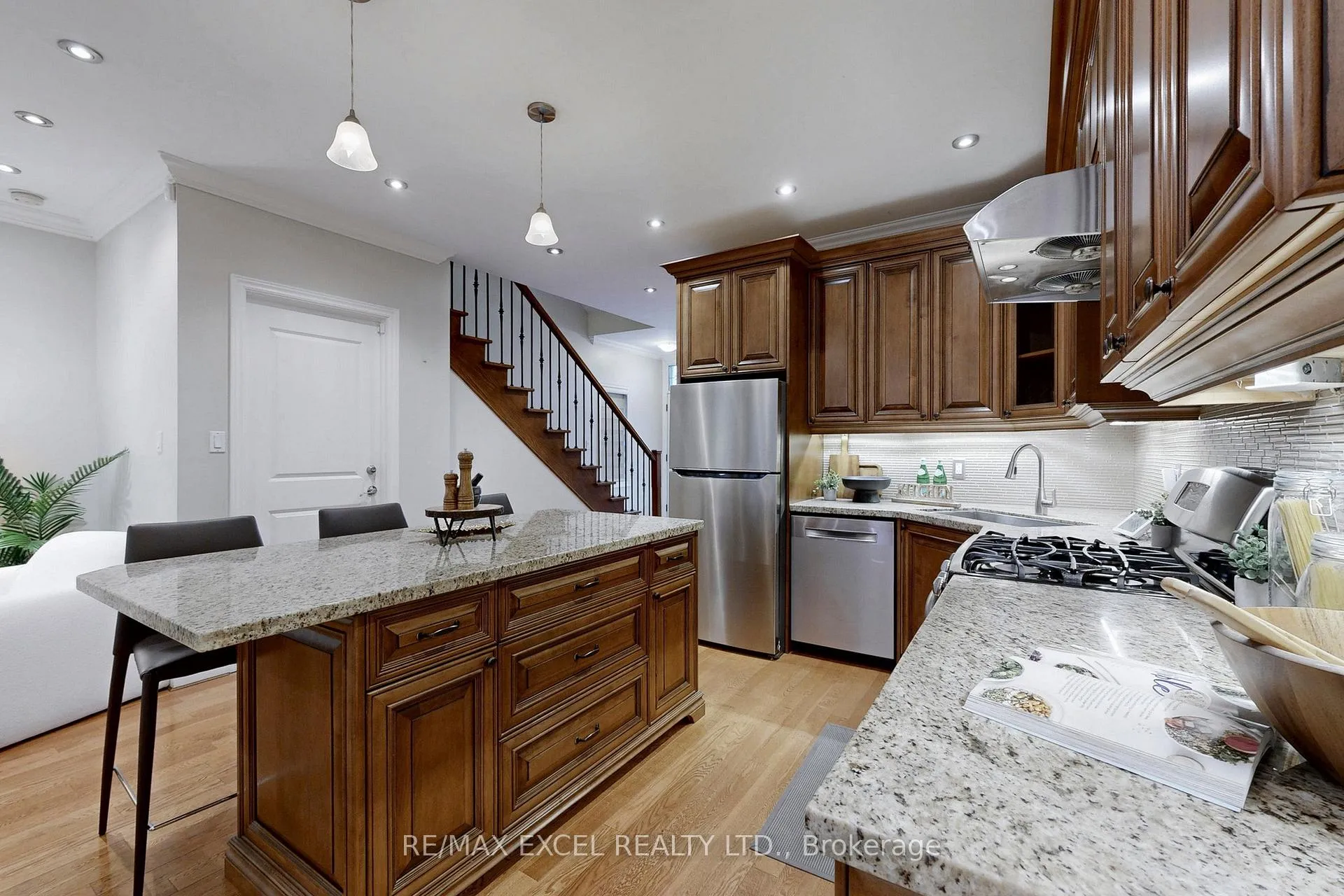 Photo 8 of 90 Fairleigh Crescent, Toronto, Forest Hill North — HOMEH