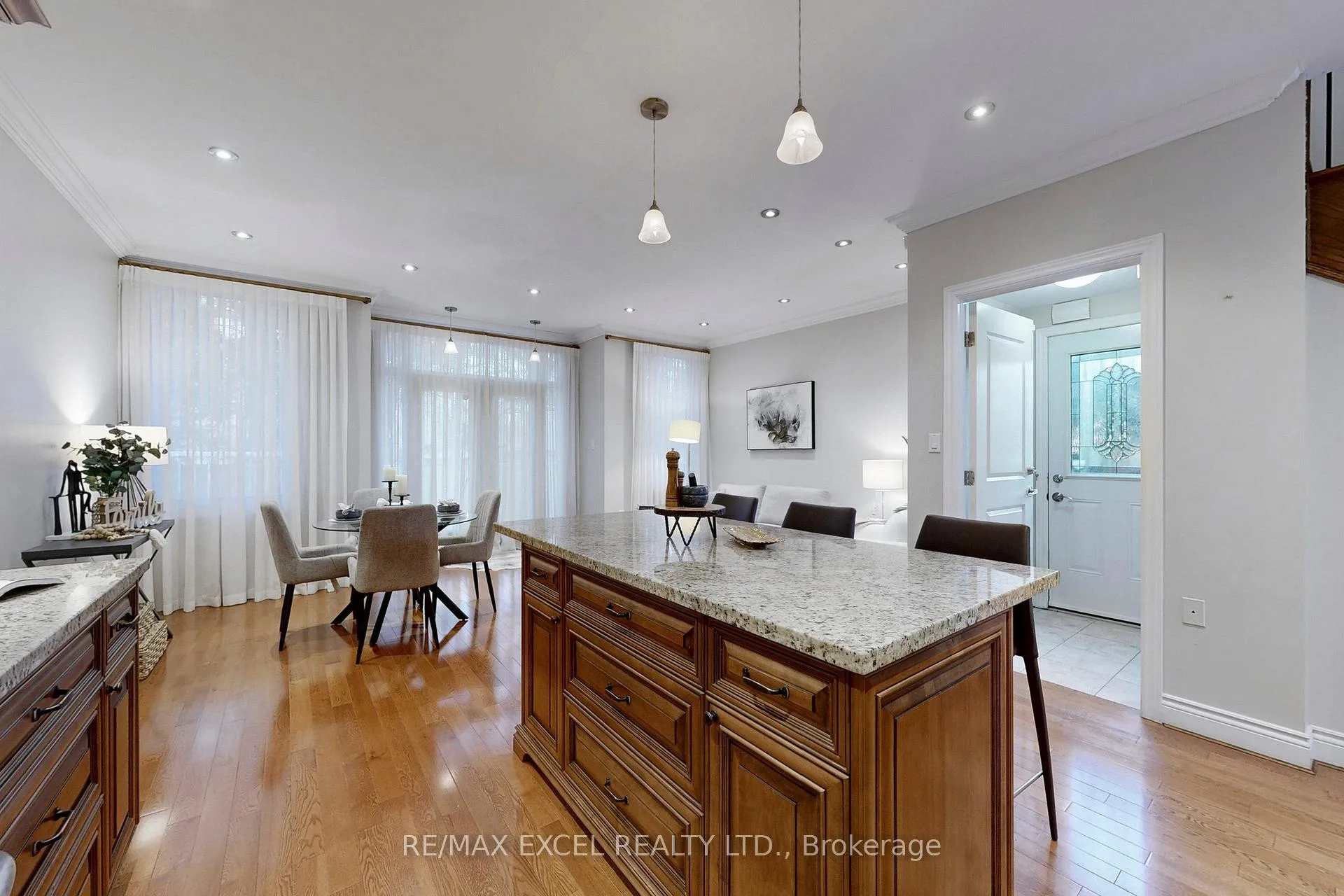 Photo 9 of 90 Fairleigh Crescent, Toronto, Forest Hill North — HOMEH
