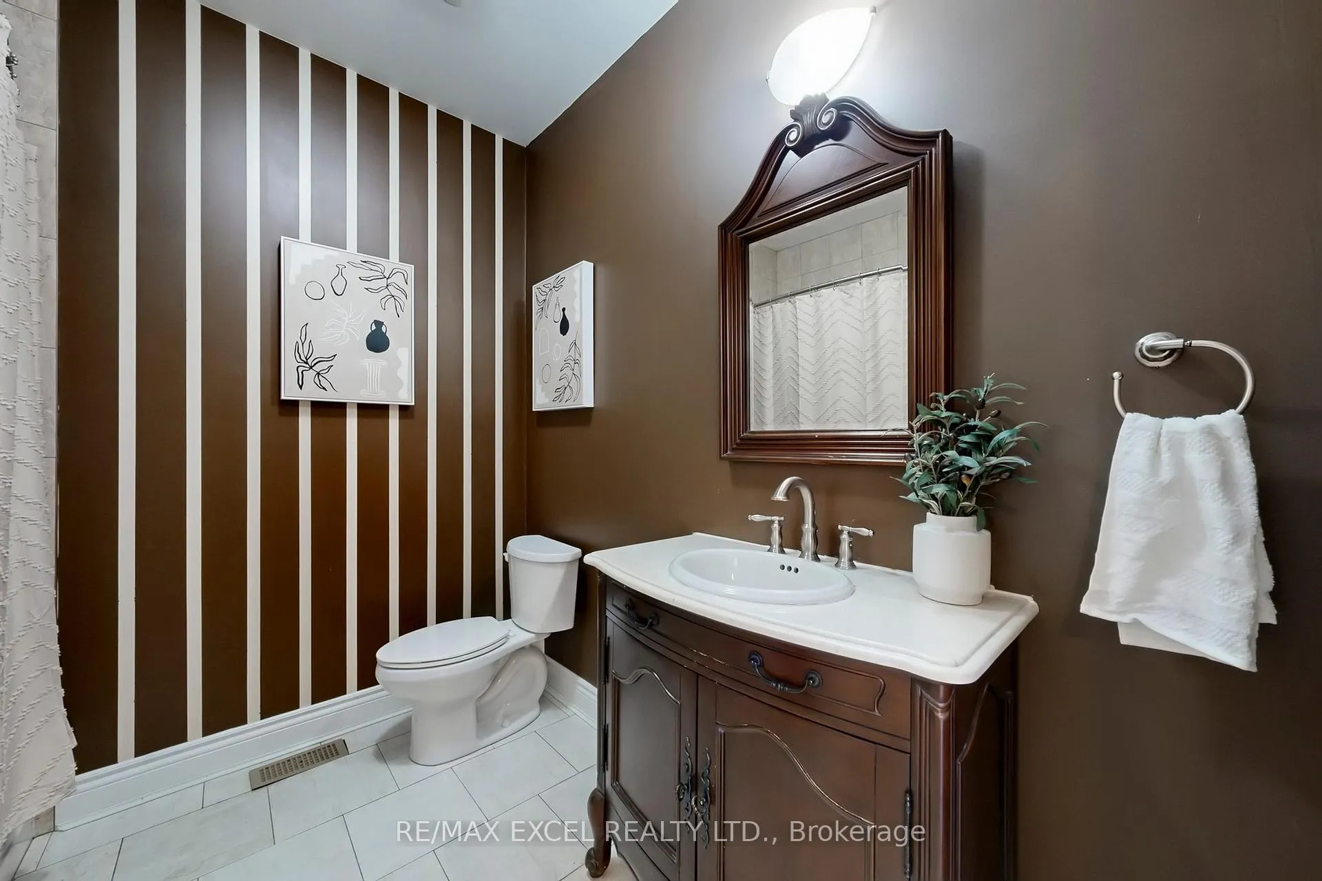 Photo 17 of 90 Fairleigh Crescent, Toronto, Forest Hill North — HOMEH