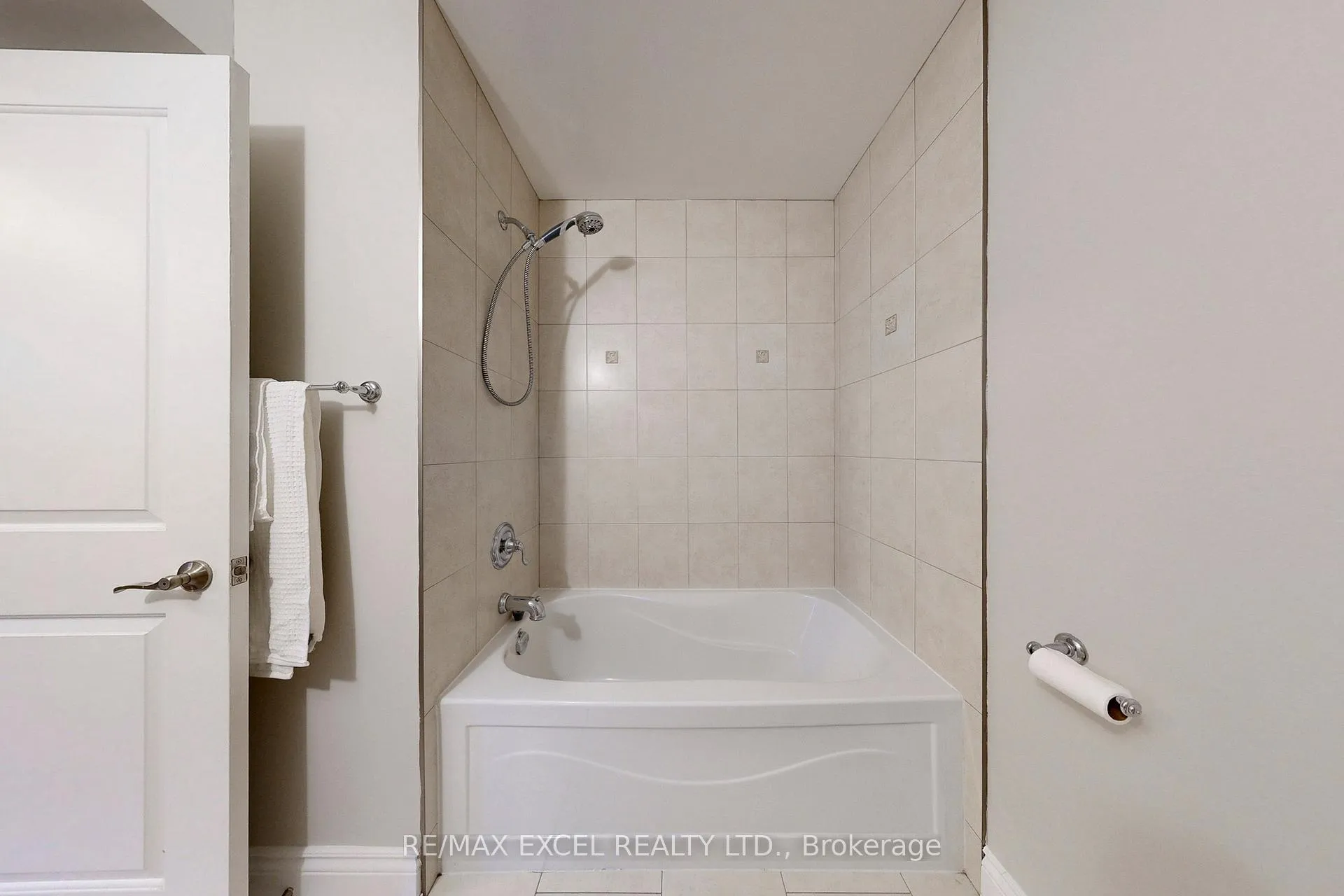Photo 30 of 90 Fairleigh Crescent, Toronto, Forest Hill North — HOMEH