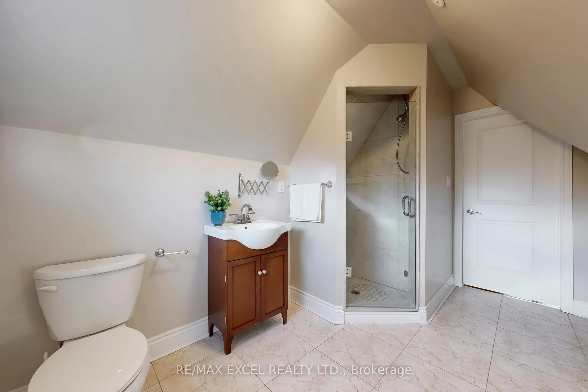 Photo 36 of 90 Fairleigh Crescent, Toronto, Forest Hill North — HOMEH