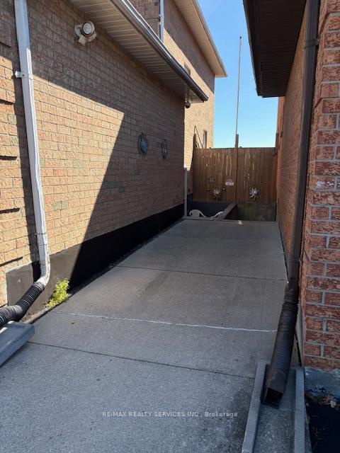 Photo 3 of 8 Evalene Court, Brampton, Heart Lake West — HOMEH