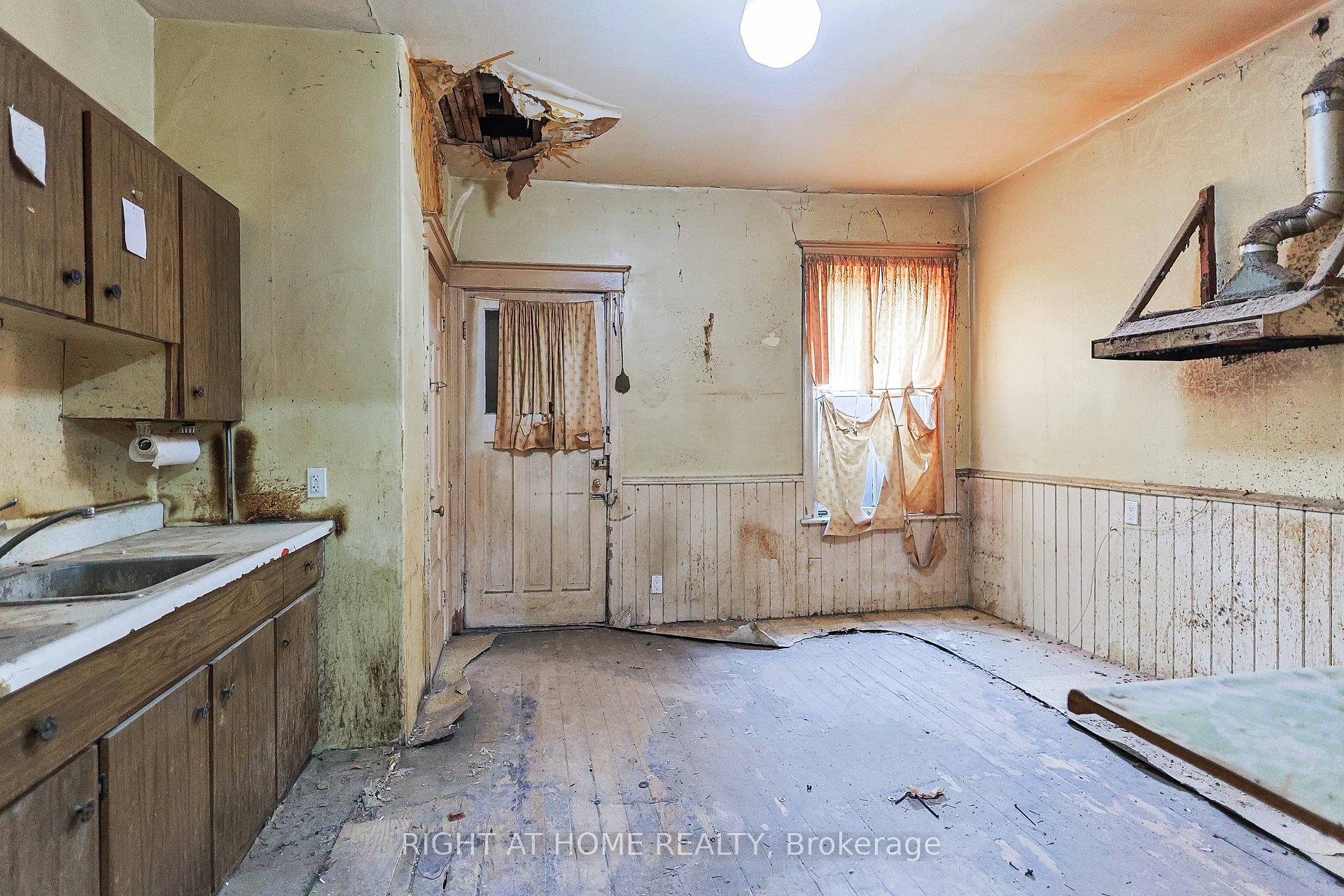 Photo 12 of 318 John Street N, Hamilton, Beasley — HOMEH