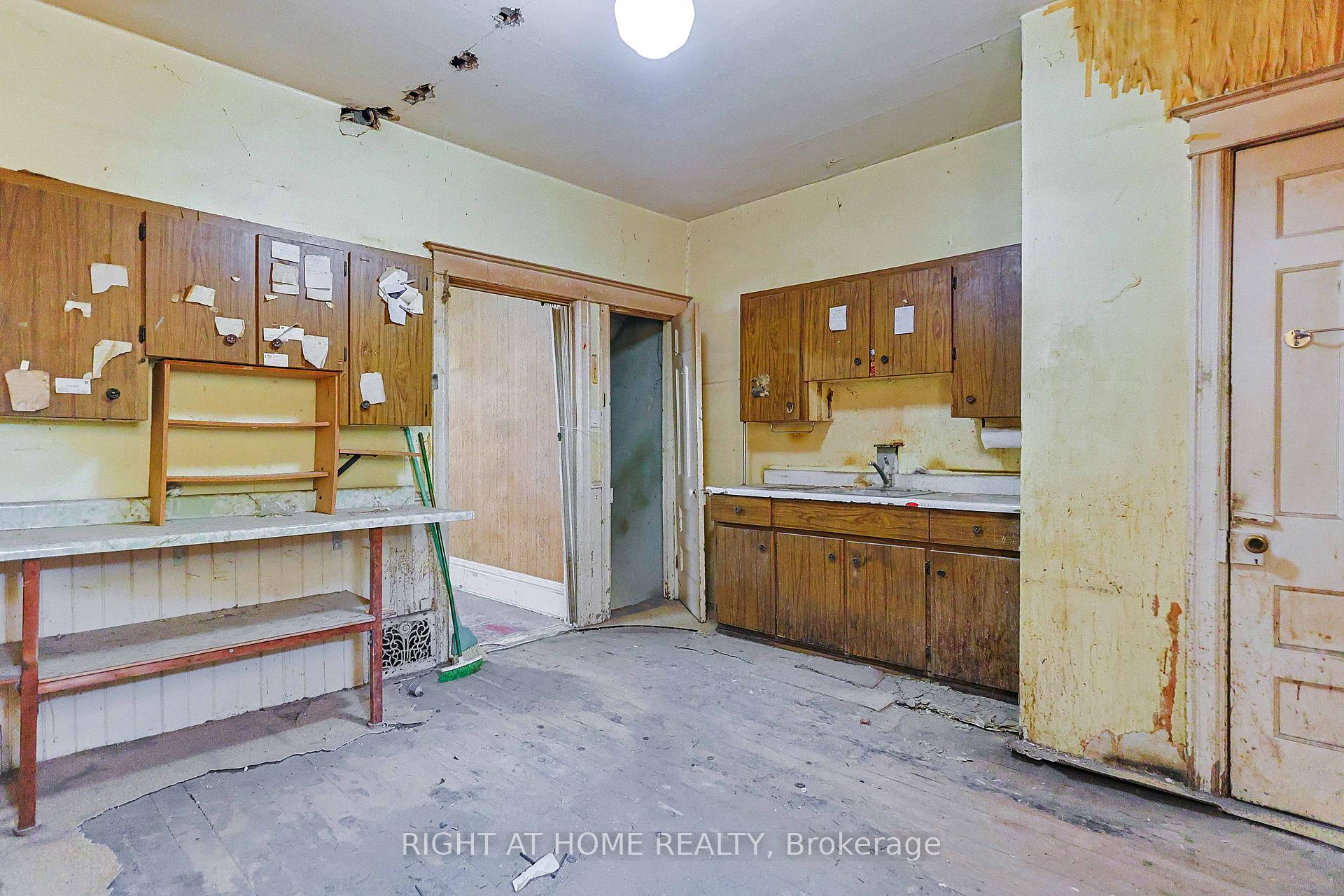 Photo 13 of 318 John Street N, Hamilton, Beasley — HOMEH