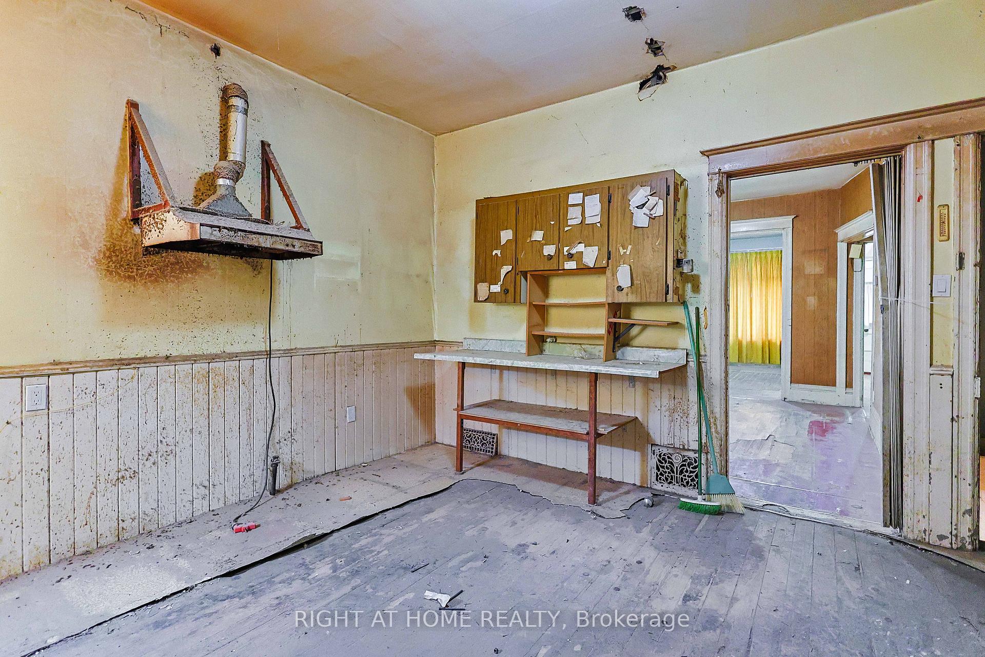 Photo 14 of 318 John Street N, Hamilton, Beasley — HOMEH