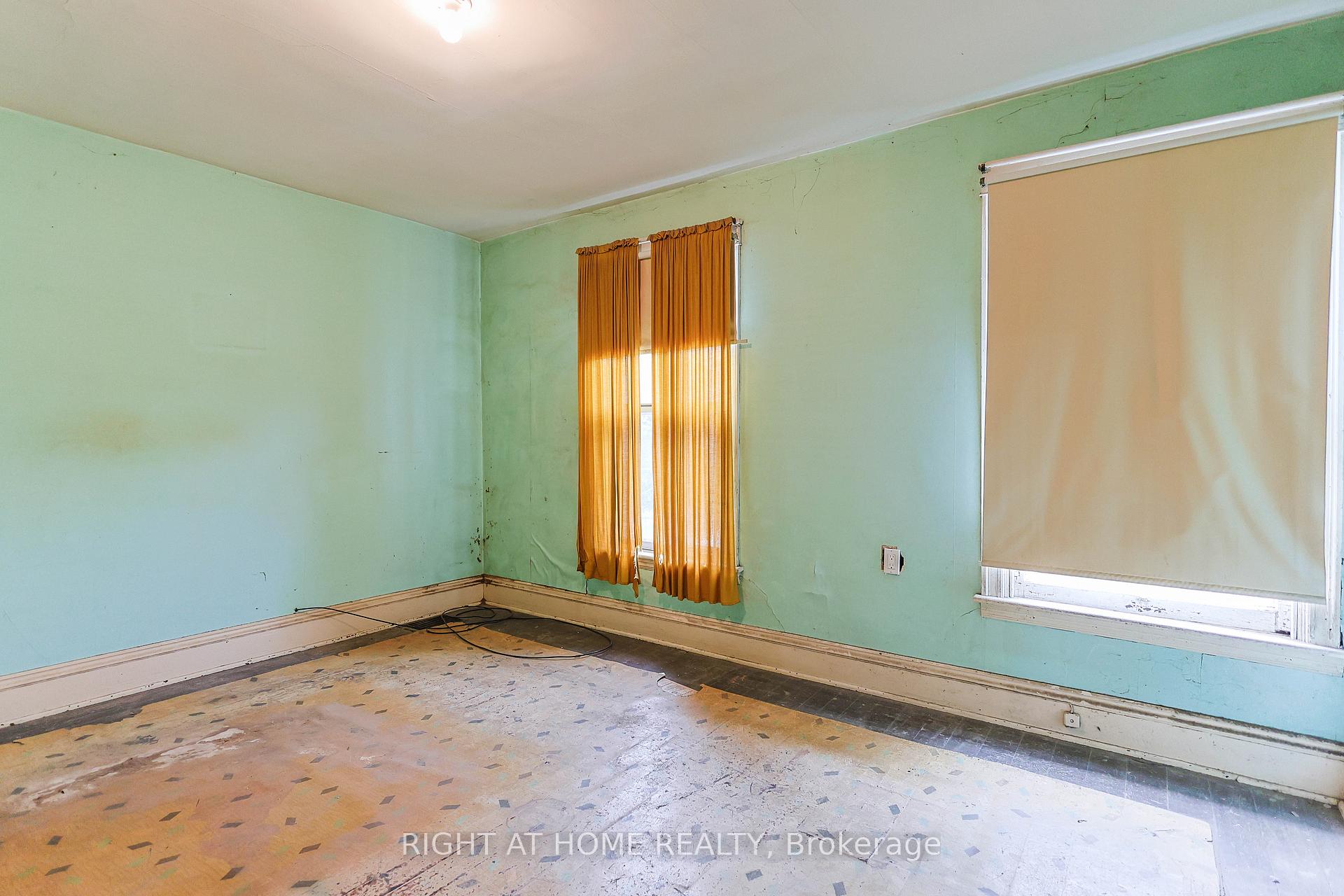 Photo 17 of 318 John Street N, Hamilton, Beasley — HOMEH