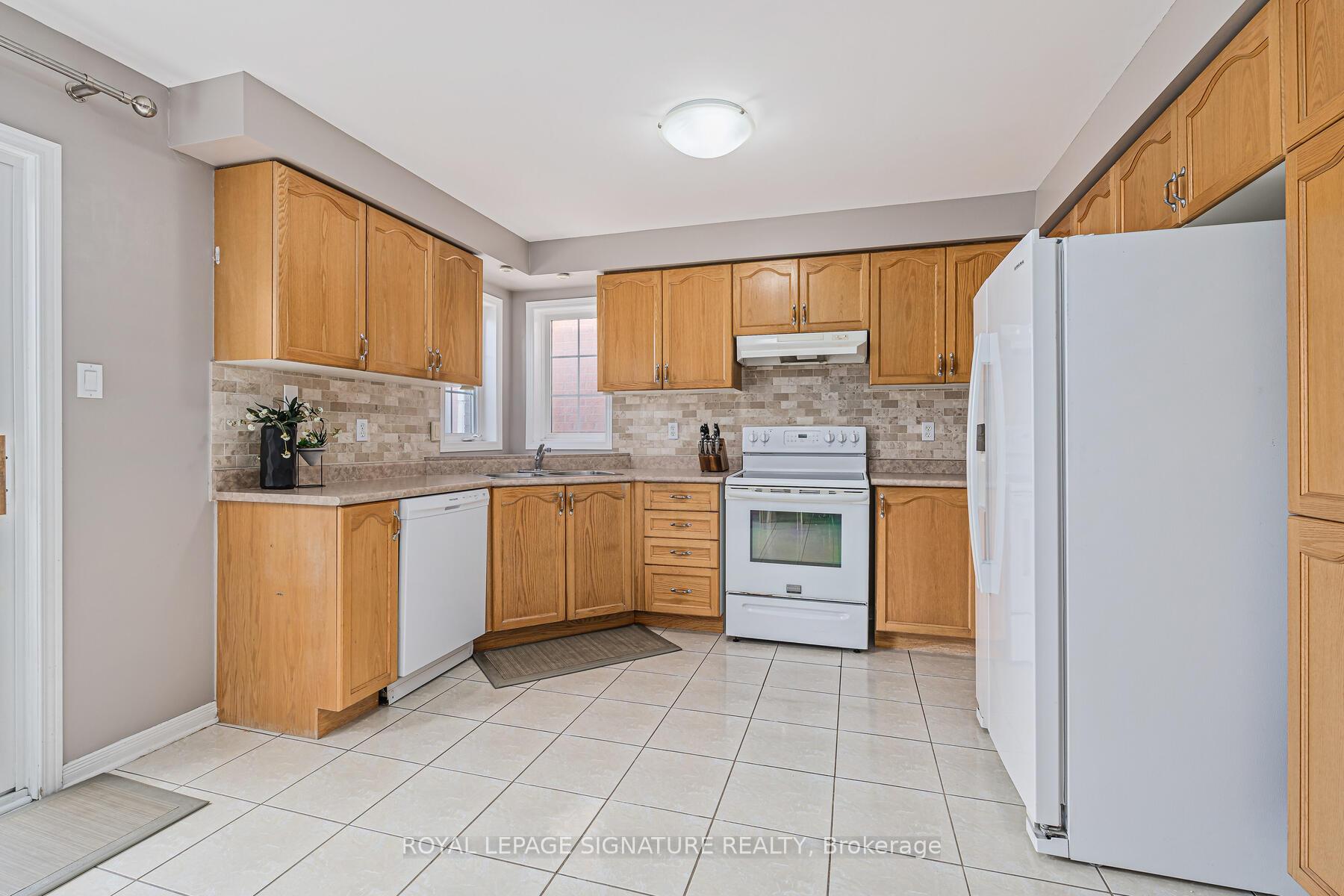 Photo 12 of 116 River Rock Crescent, Brampton, Fletcher's Meadow — HOMEH