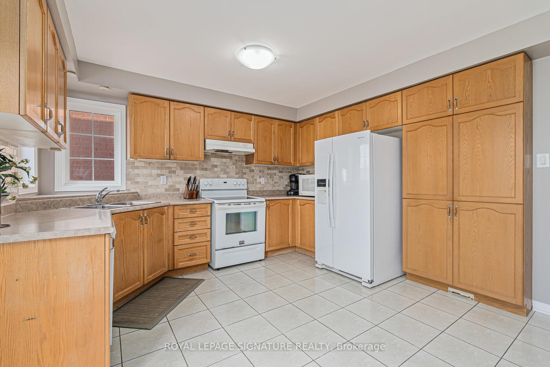 Photo 13 of 116 River Rock Crescent, Brampton, Fletcher's Meadow — HOMEH