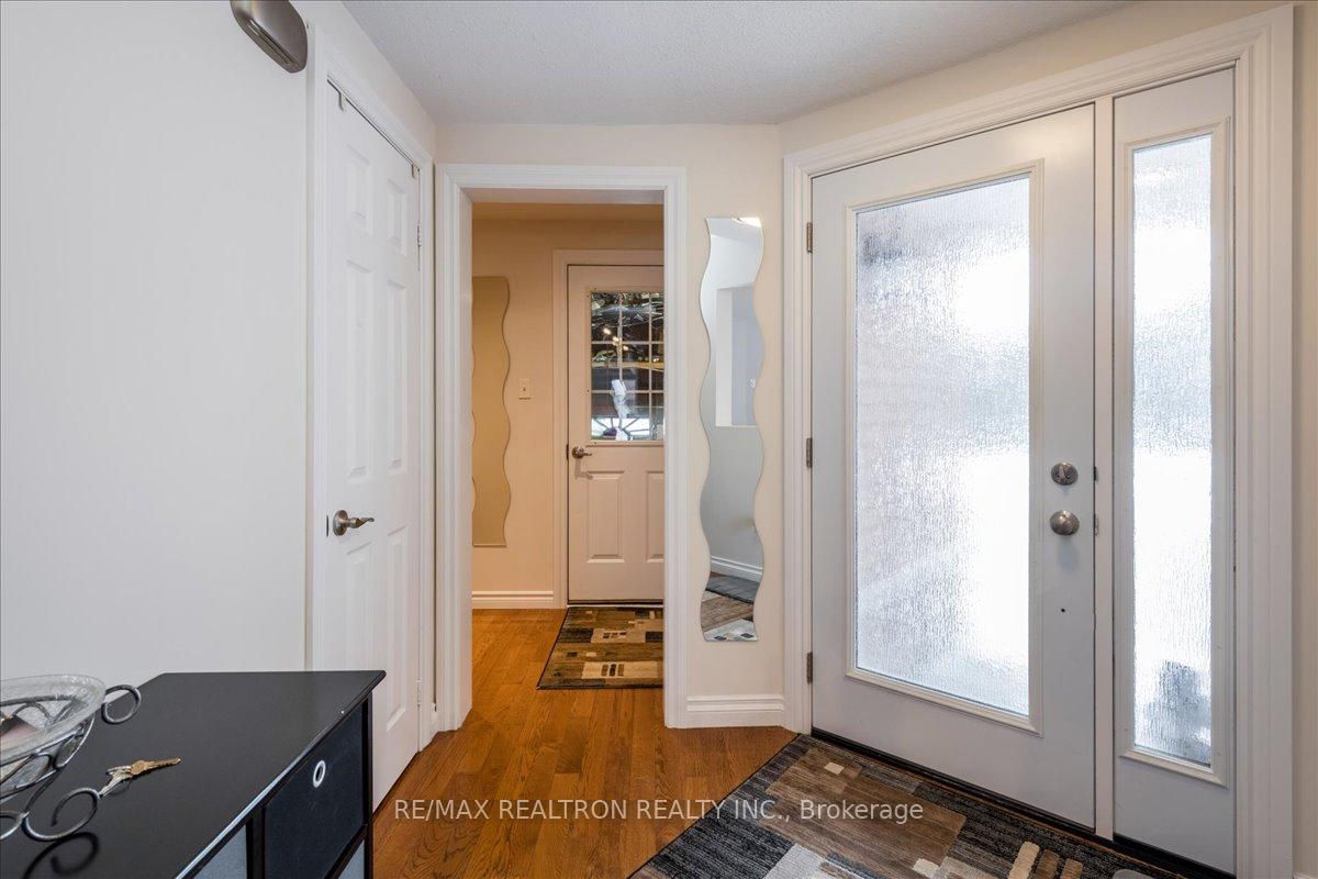Photo 2 of 22 Hemlock Court, Barrie, Holly — HOMEH