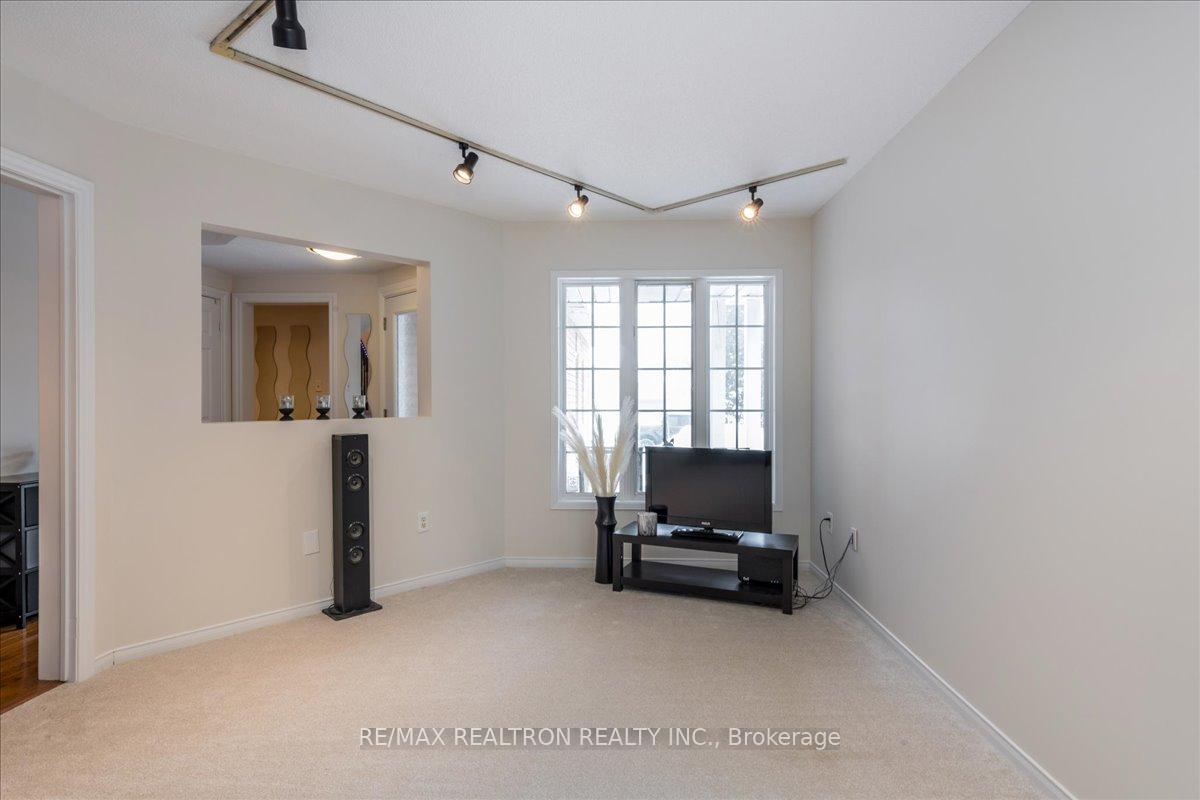 Photo 4 of 22 Hemlock Court, Barrie, Holly — HOMEH