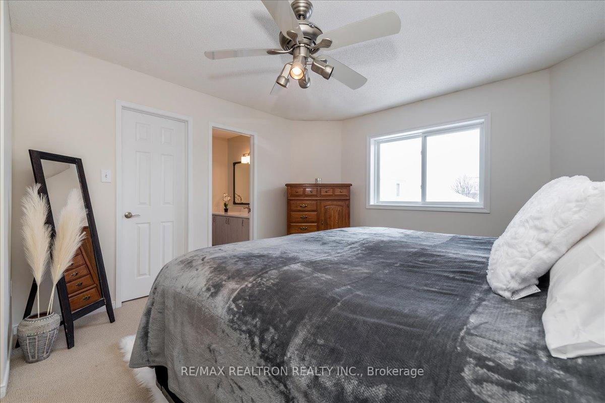Photo 5 of 22 Hemlock Court, Barrie, Holly — HOMEH
