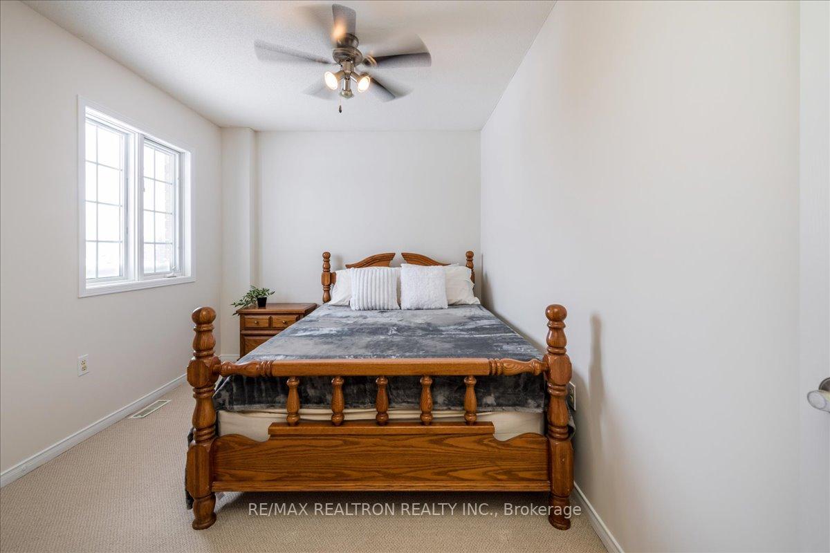 Photo 8 of 22 Hemlock Court, Barrie, Holly — HOMEH