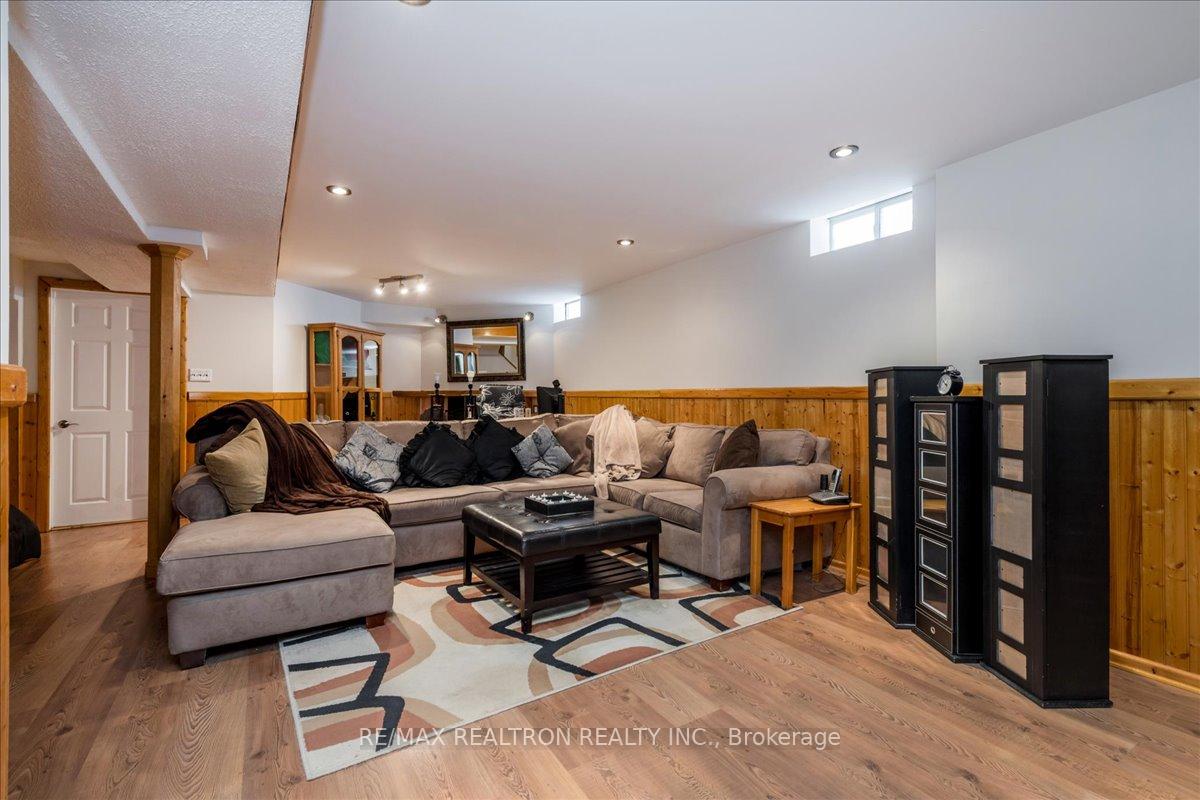 Photo 14 of 22 Hemlock Court, Barrie, Holly — HOMEH