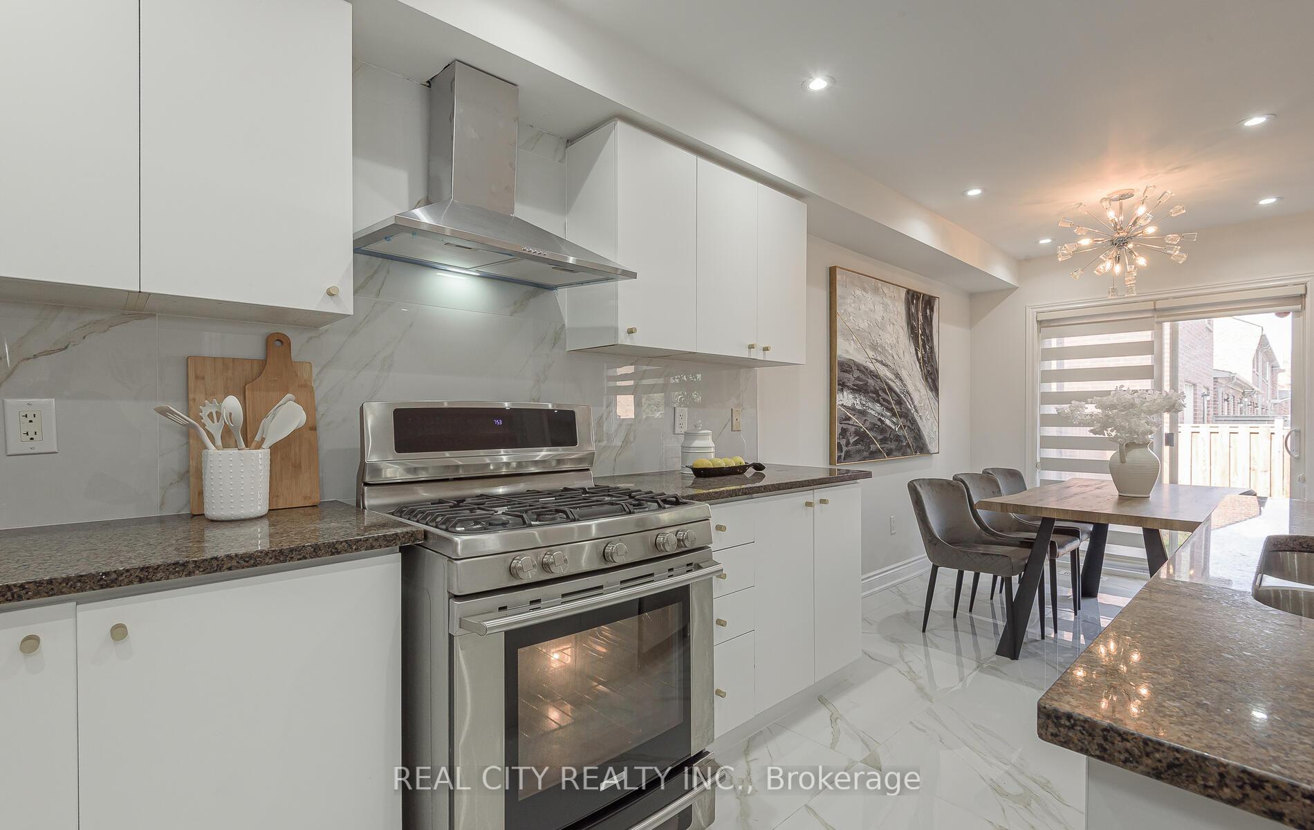 Photo 12 of 27 Bellhaven Crescent, Brampton, Sandringham-Wellington — HOMEH