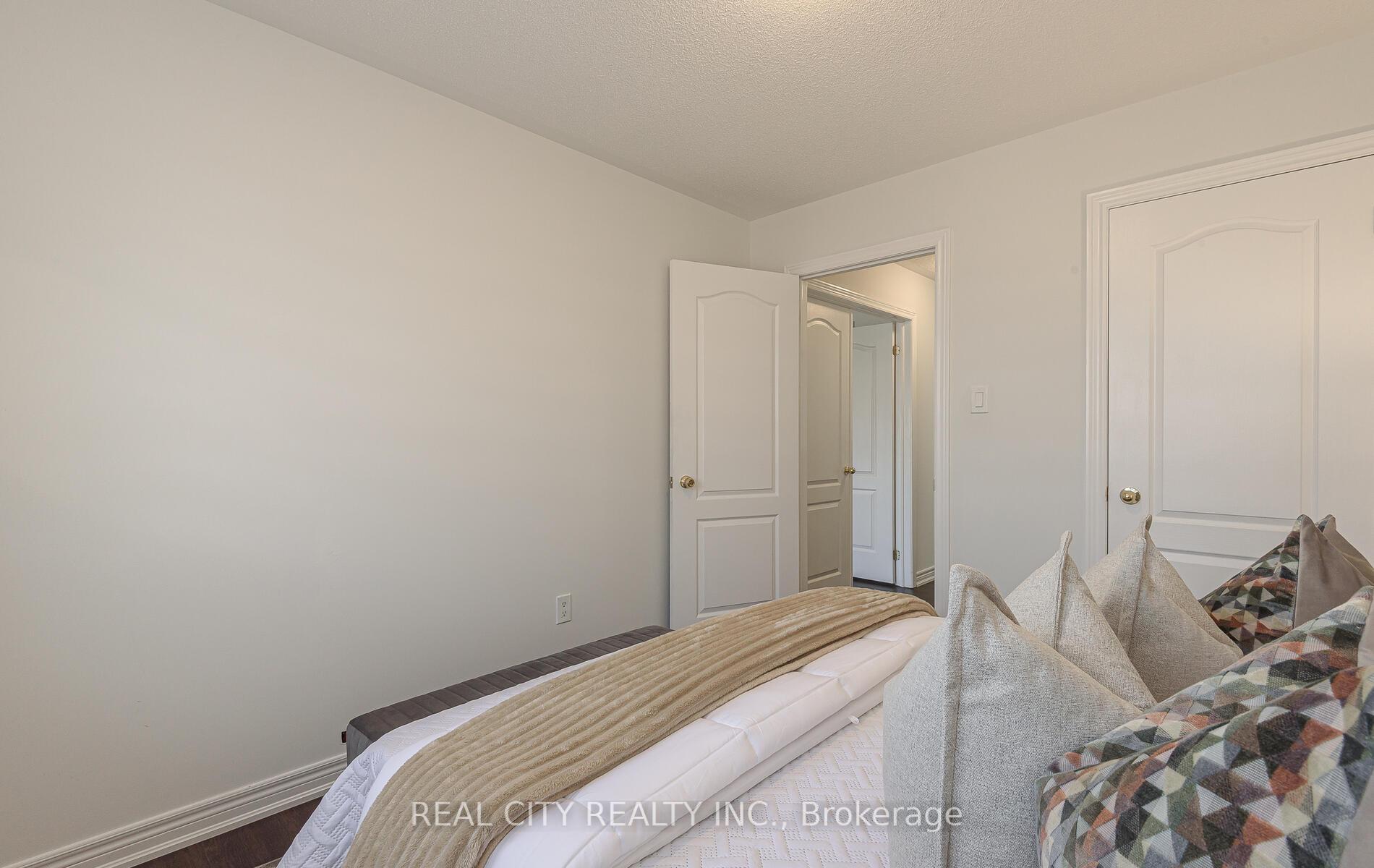 Photo 24 of 27 Bellhaven Crescent, Brampton, Sandringham-Wellington — HOMEH