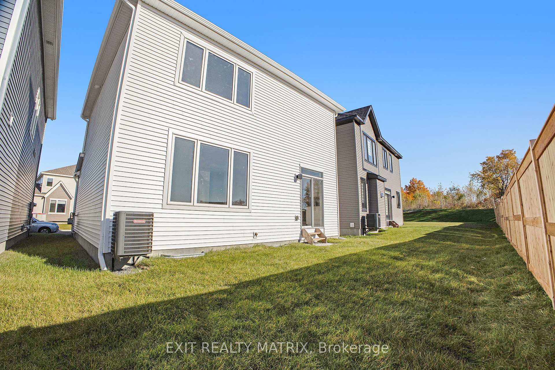 Photo 3 of 328 Appalachian Circle, Ottawa, Barrhaven - Half Moon Bay — HOMEH
