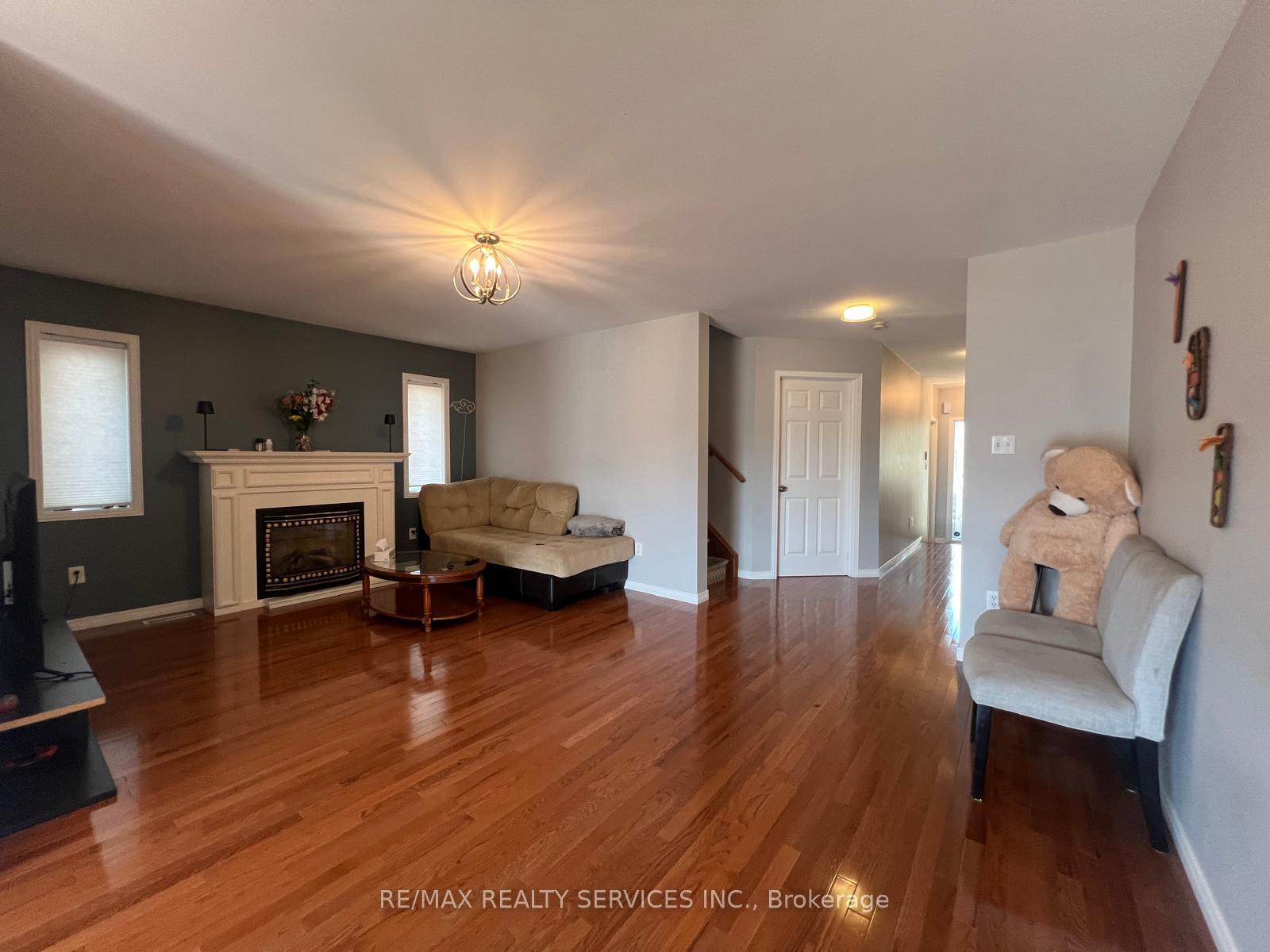 Photo 5 of 26 Mossgrove Crescent, Brampton, Northwest Sandalwood Parkway — HOMEH