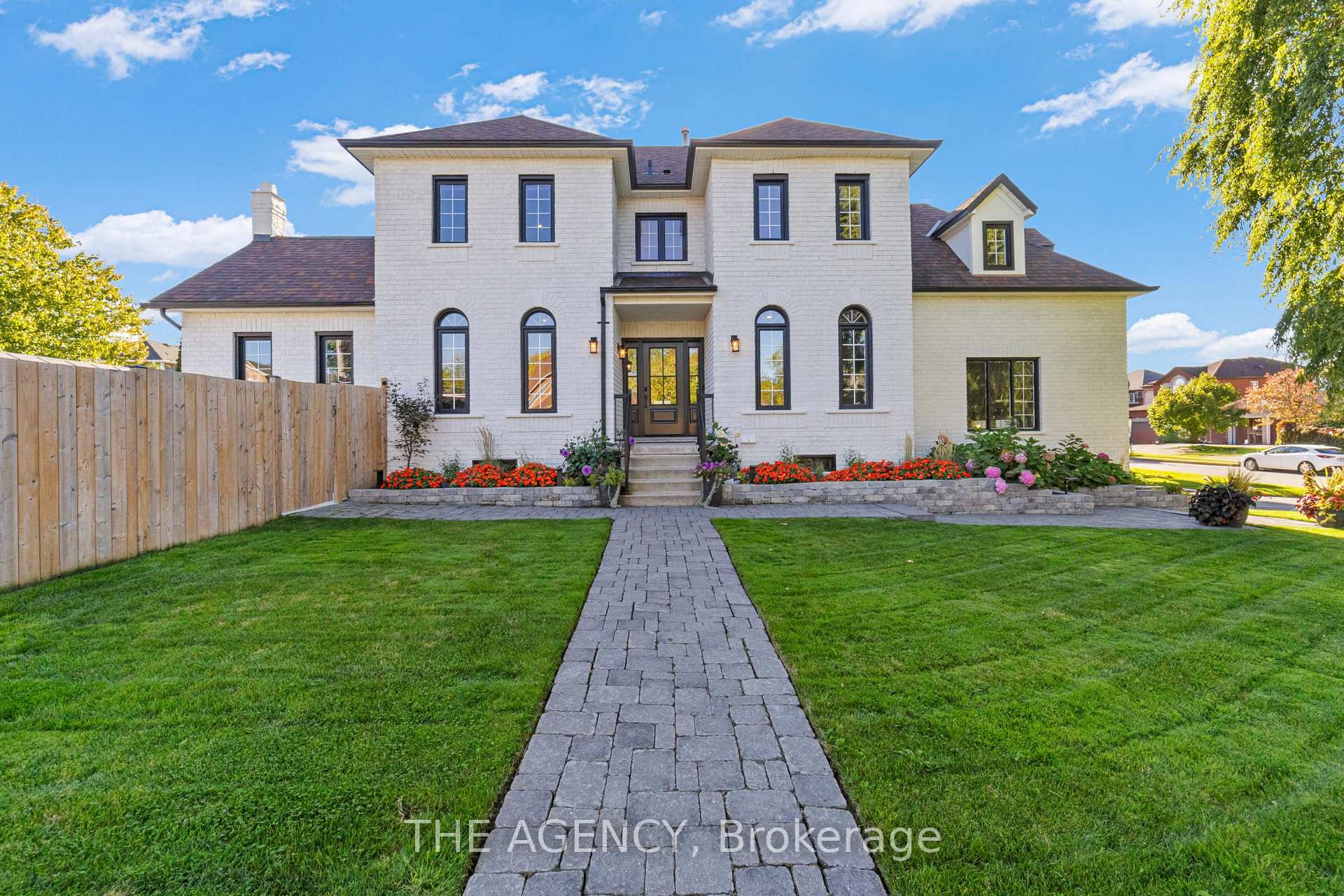 Photo 2 of 28 Fenwick Place, Hamilton, Waterdown — HOMEH