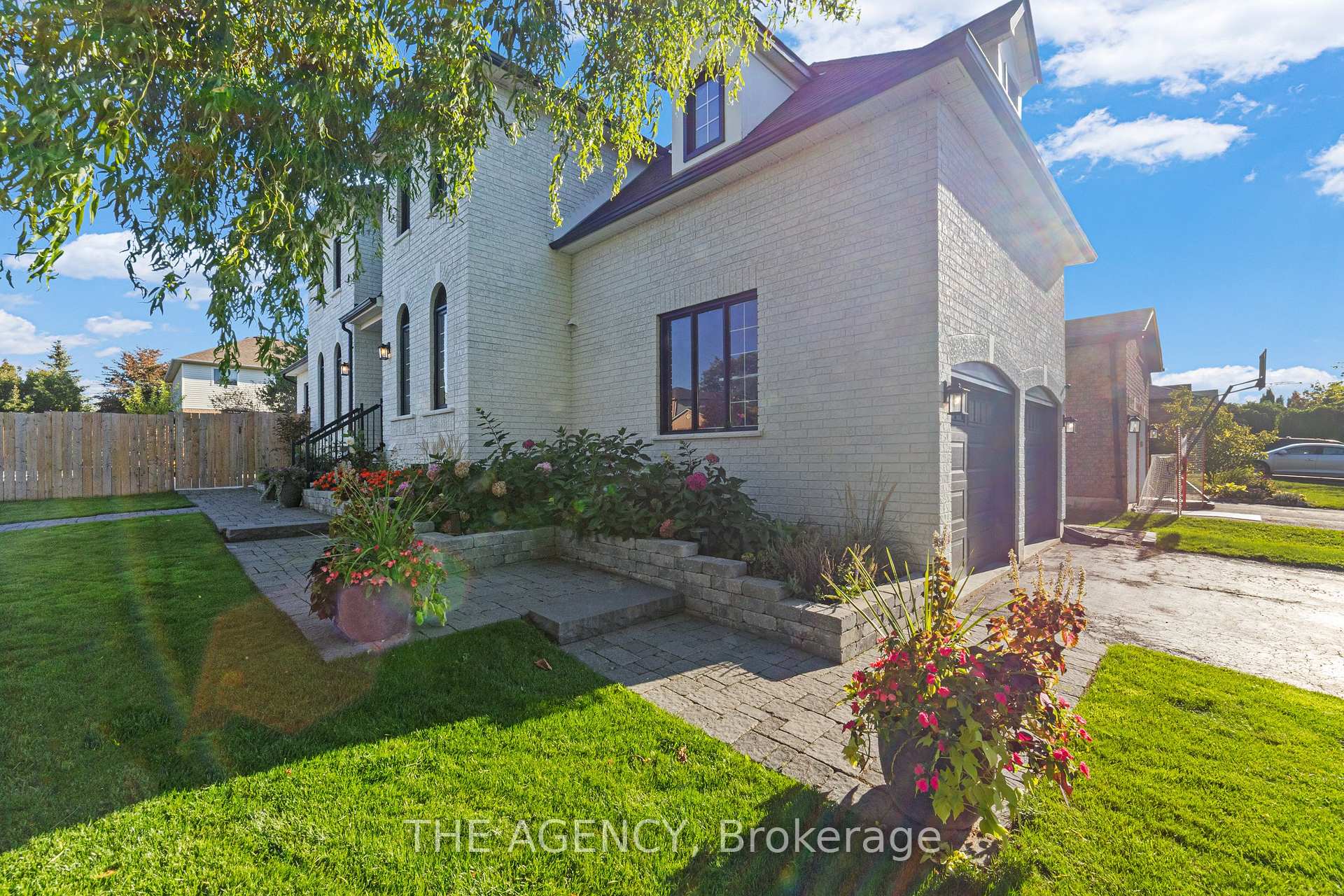 Photo 3 of 28 Fenwick Place, Hamilton, Waterdown — HOMEH