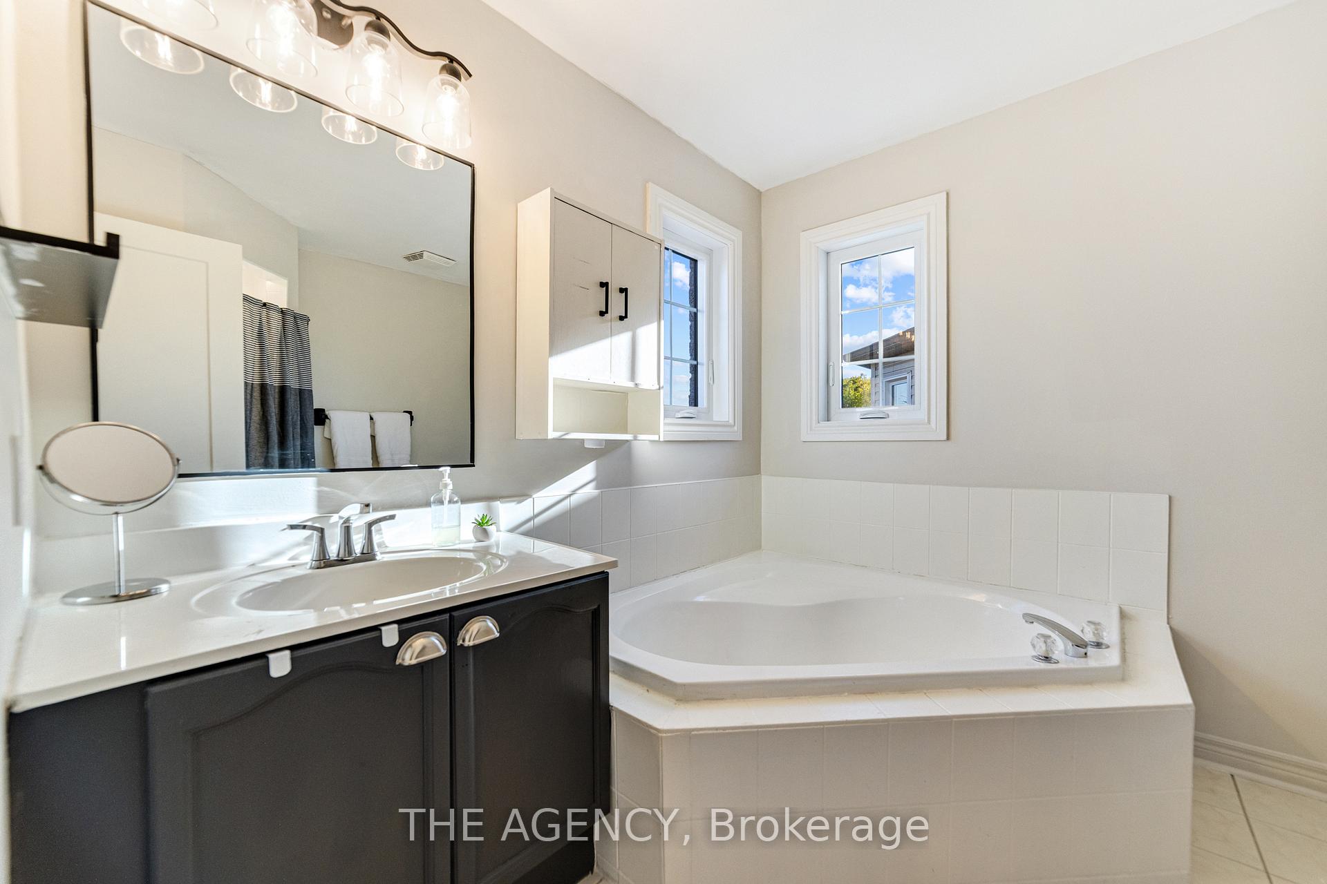 Photo 24 of 28 Fenwick Place, Hamilton, Waterdown — HOMEH