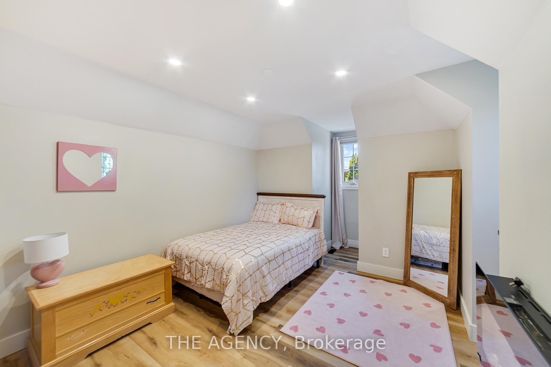 Photo 29 of 28 Fenwick Place, Hamilton, Waterdown — HOMEH