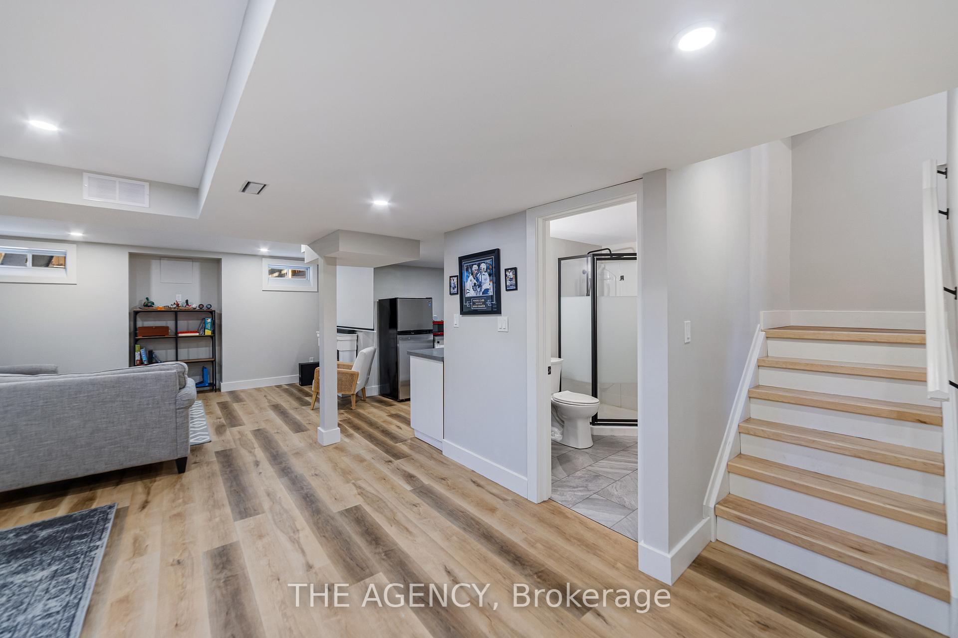 Photo 32 of 28 Fenwick Place, Hamilton, Waterdown — HOMEH