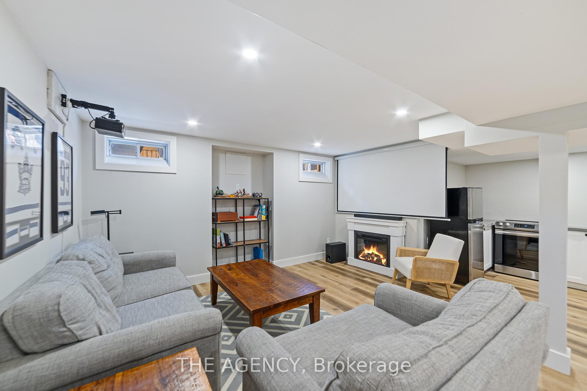 Photo 37 of 28 Fenwick Place, Hamilton, Waterdown — HOMEH