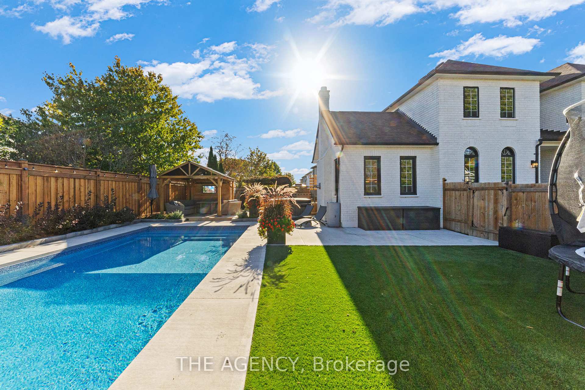 Photo 40 of 28 Fenwick Place, Hamilton, Waterdown — HOMEH