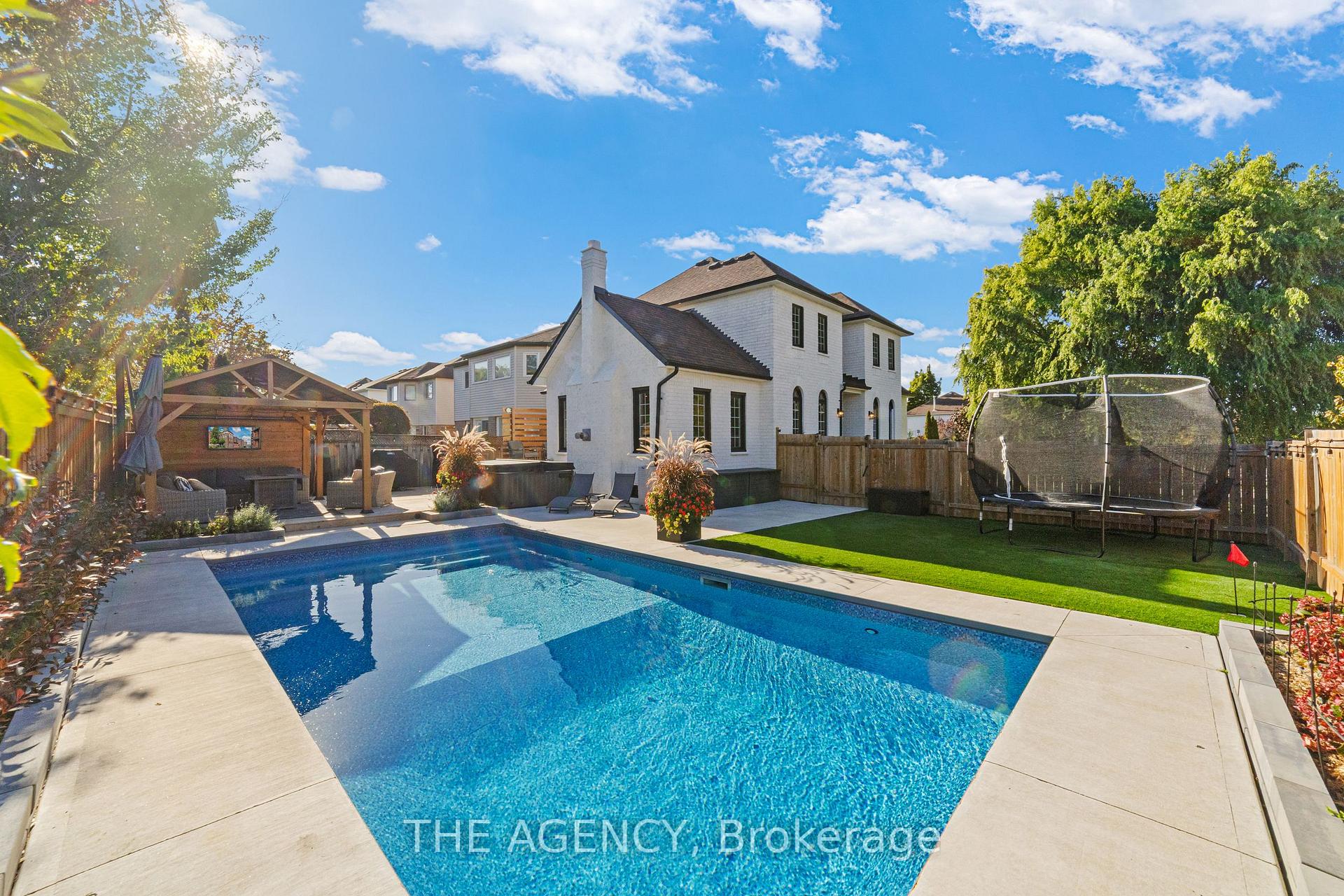 Photo 46 of 28 Fenwick Place, Hamilton, Waterdown — HOMEH