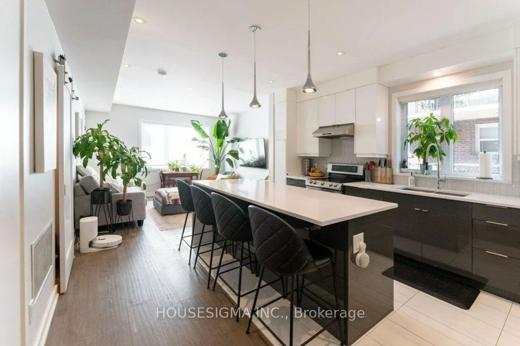 Photo 4 of Unit Unit 3, 167 Quebec Avenue, Toronto, High Park North — HOMEH
