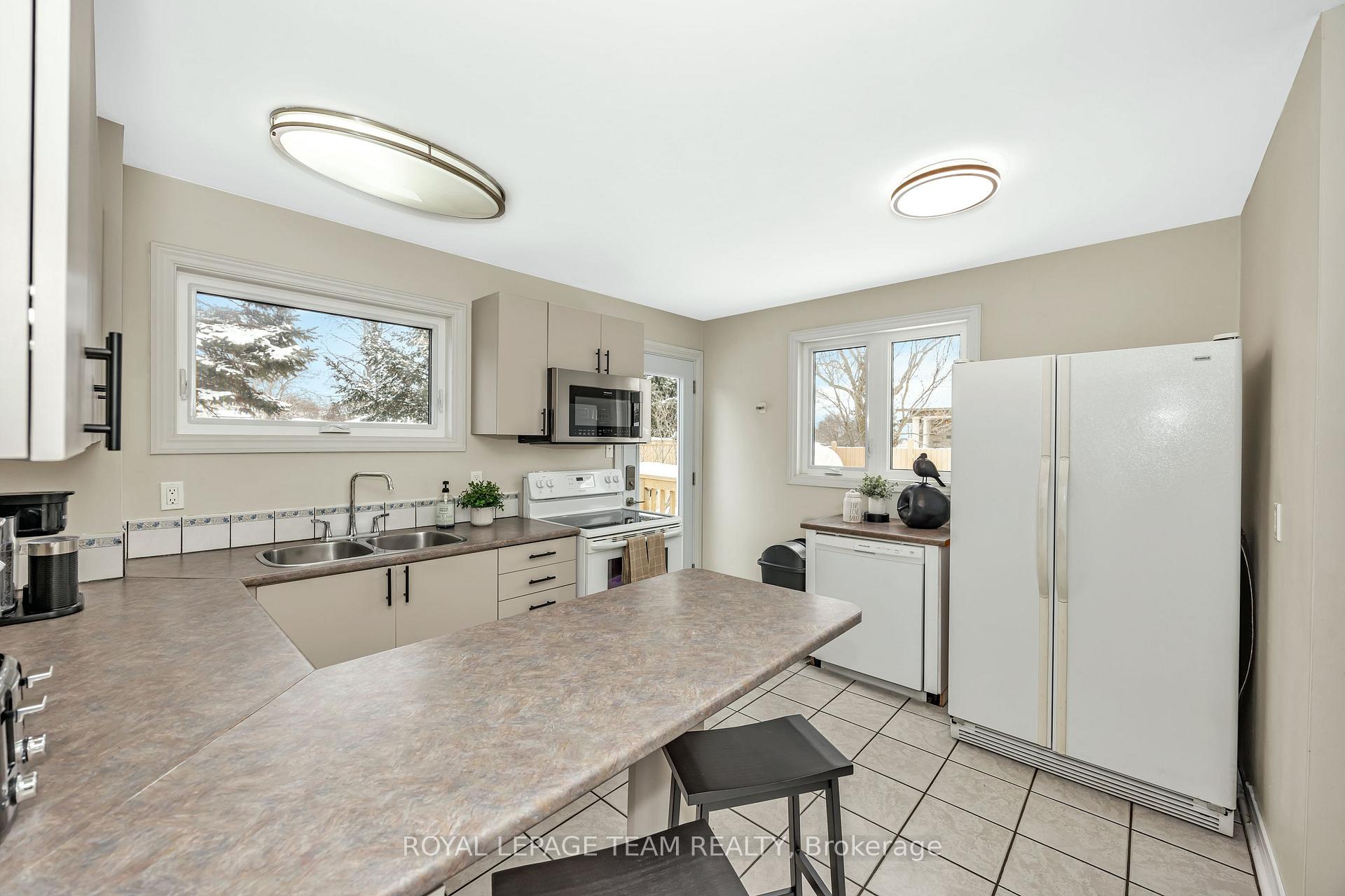 Photo 11 of 47 Exeter Drive, Ottawa, Barrhaven - On the Green — HOMEH