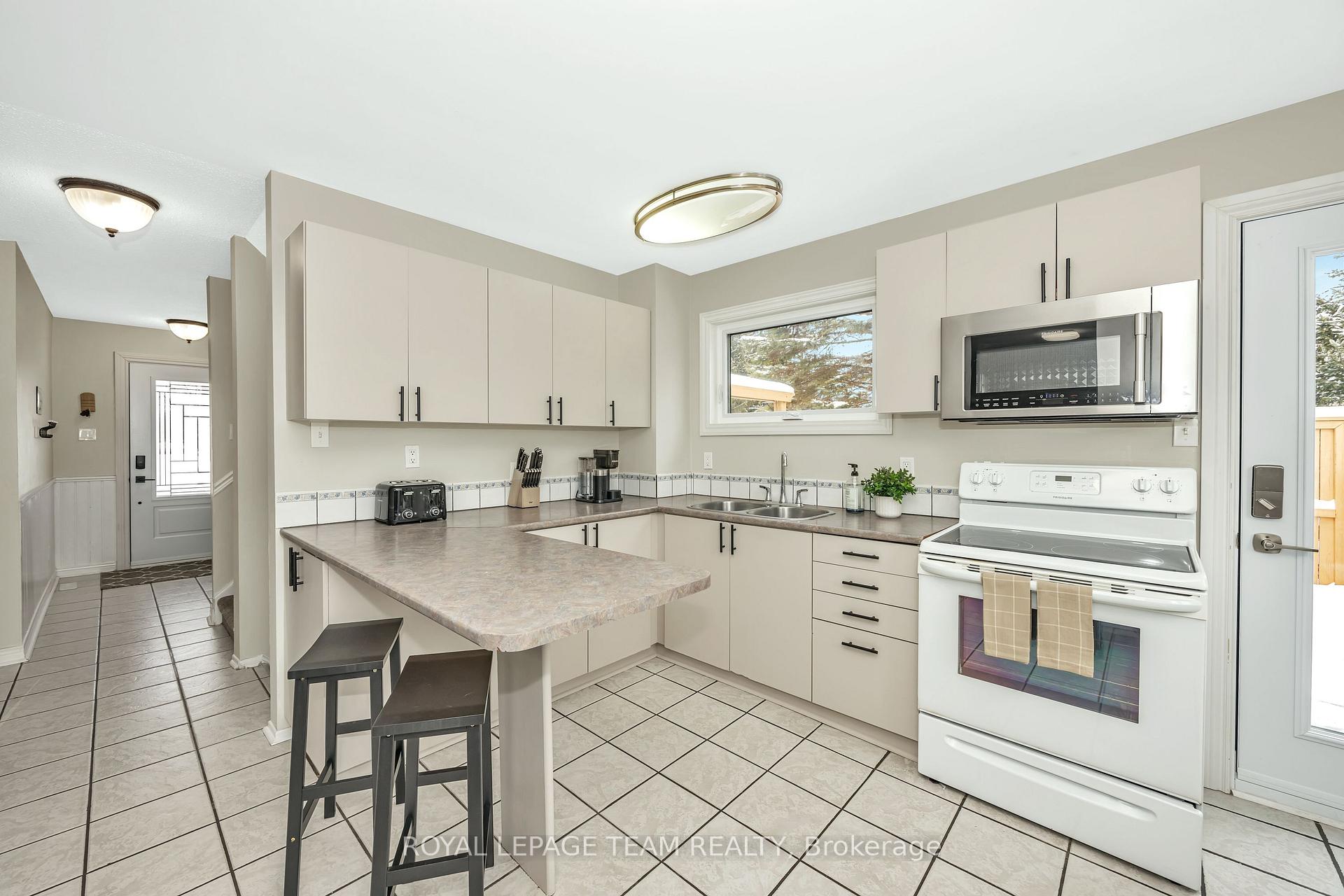 Photo 12 of 47 Exeter Drive, Ottawa, Barrhaven - On the Green — HOMEH