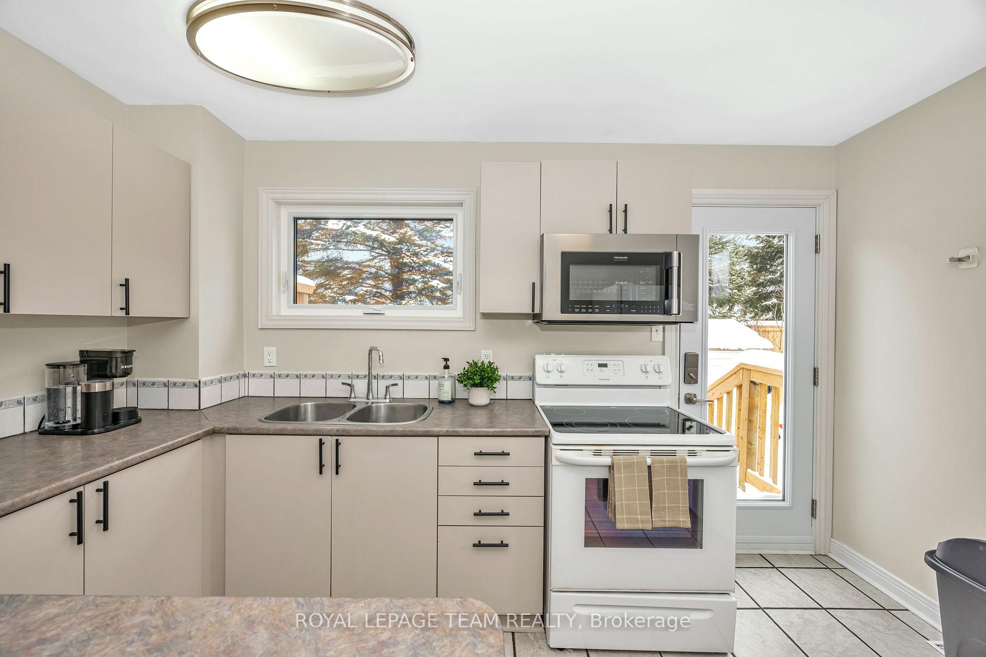 Photo 13 of 47 Exeter Drive, Ottawa, Barrhaven - On the Green — HOMEH