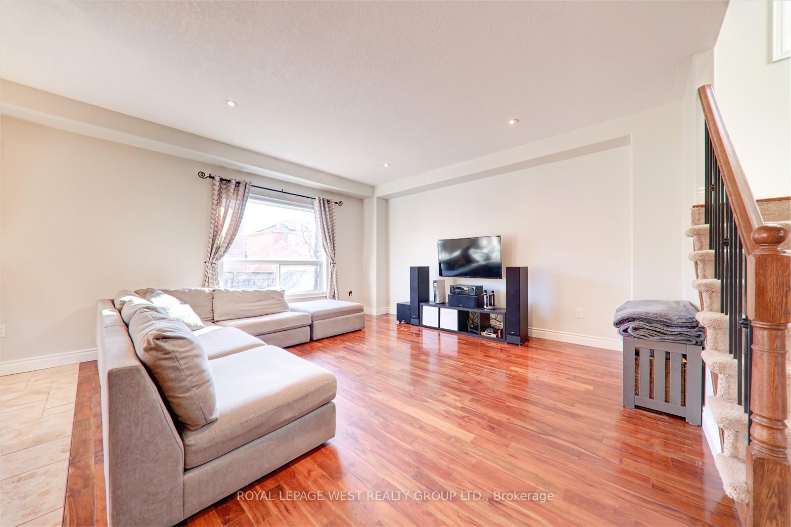 Photo 10 of 278 Pringle Drive, Barrie, Edgehill Drive — HOMEH