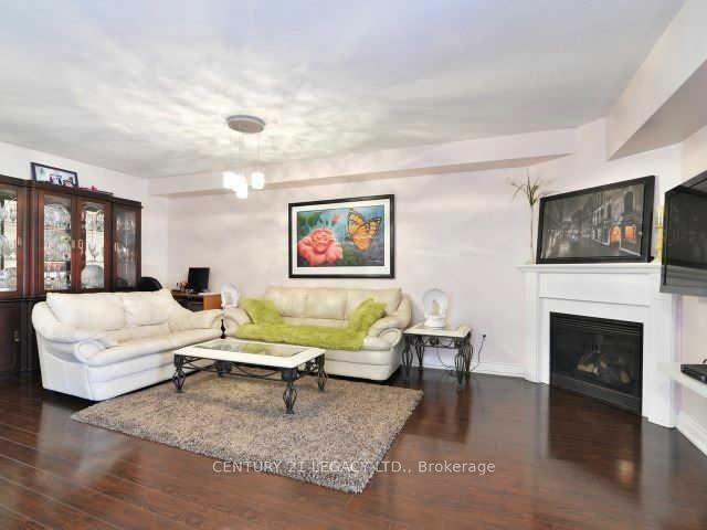 Photo 4 of 45 Tanasi Road, Brampton, Credit Valley — HOMEH