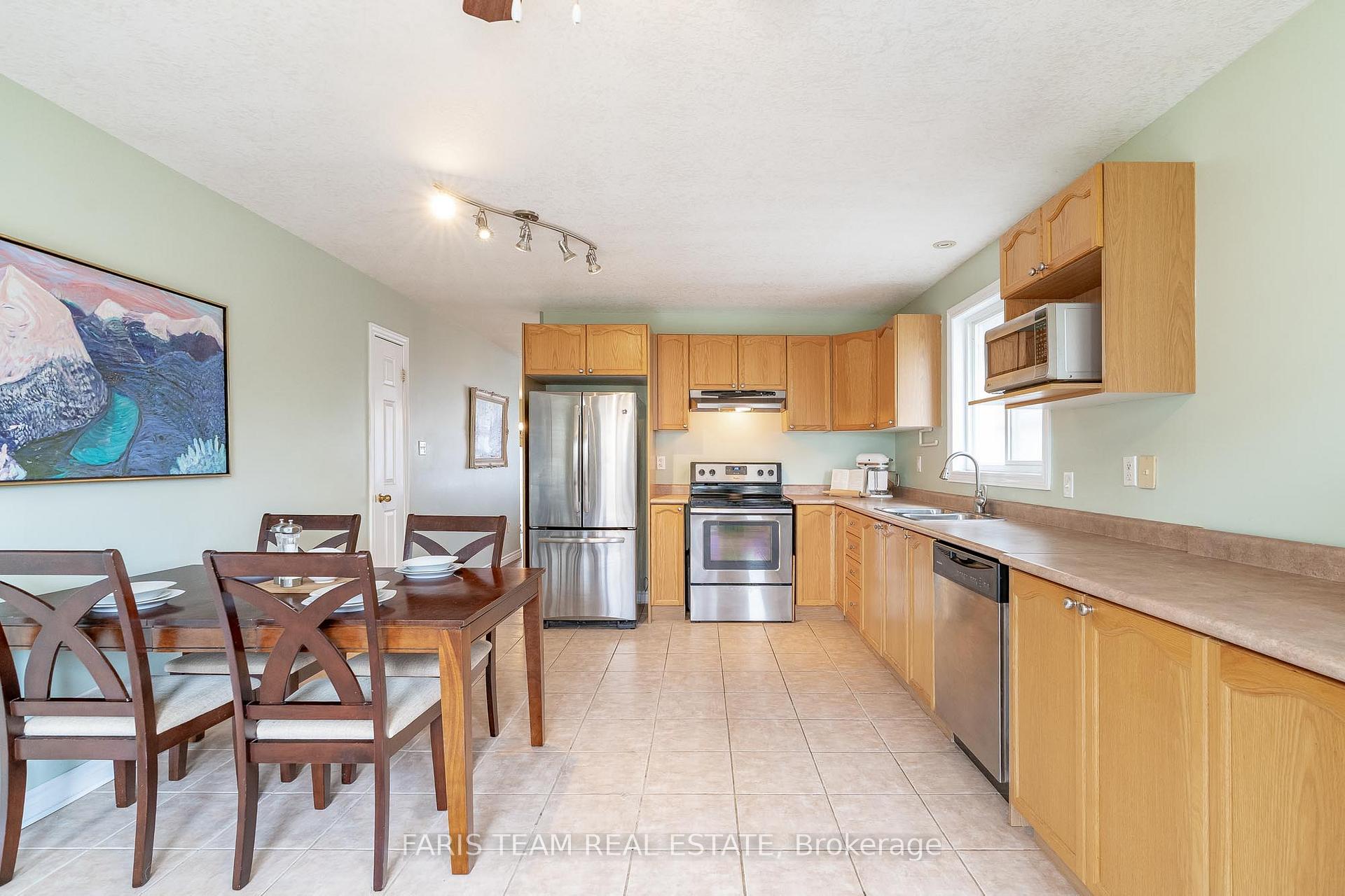 Photo 4 of 153 Sandringham Drive, Barrie, Innis-Shore — HOMEH